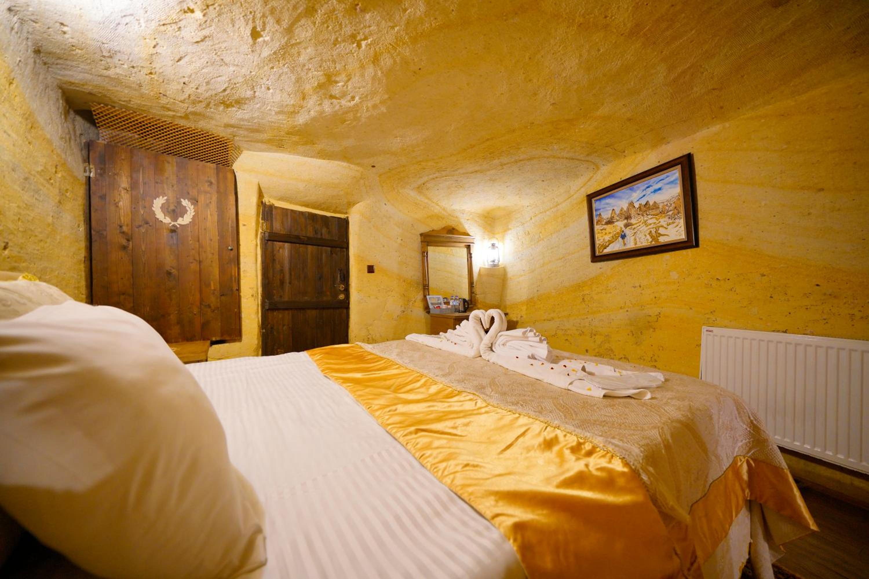 Deluxe Family Cave Suite with Bath