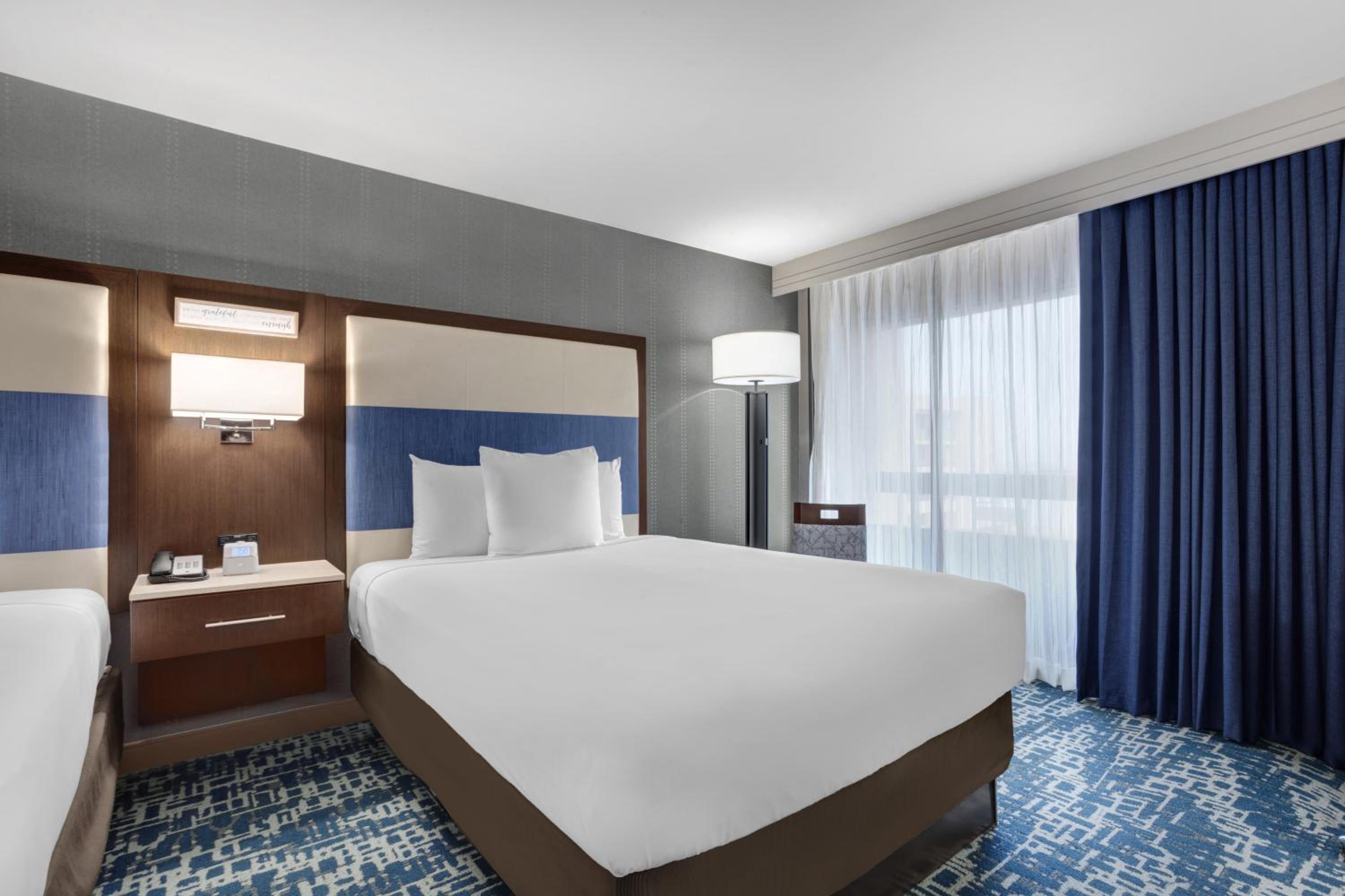 Queen Room with Two Queen Beds - Photo 2