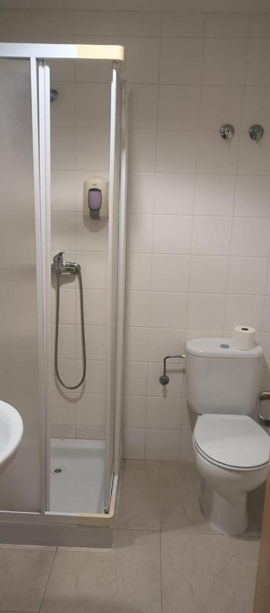 Twin Room - Photo 3