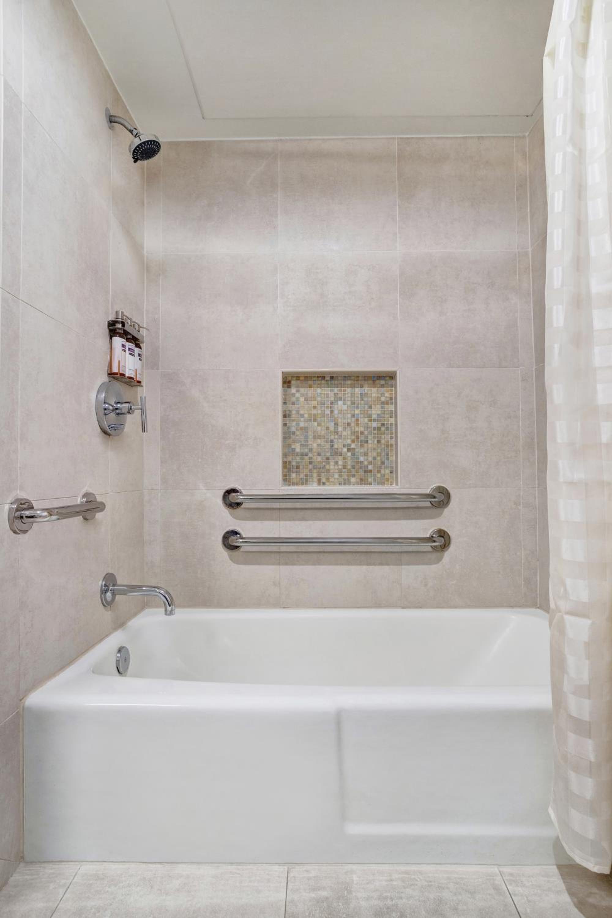 Queen Room with Two Queen Beds with Accessible Tub - Disability Access - Photo 2