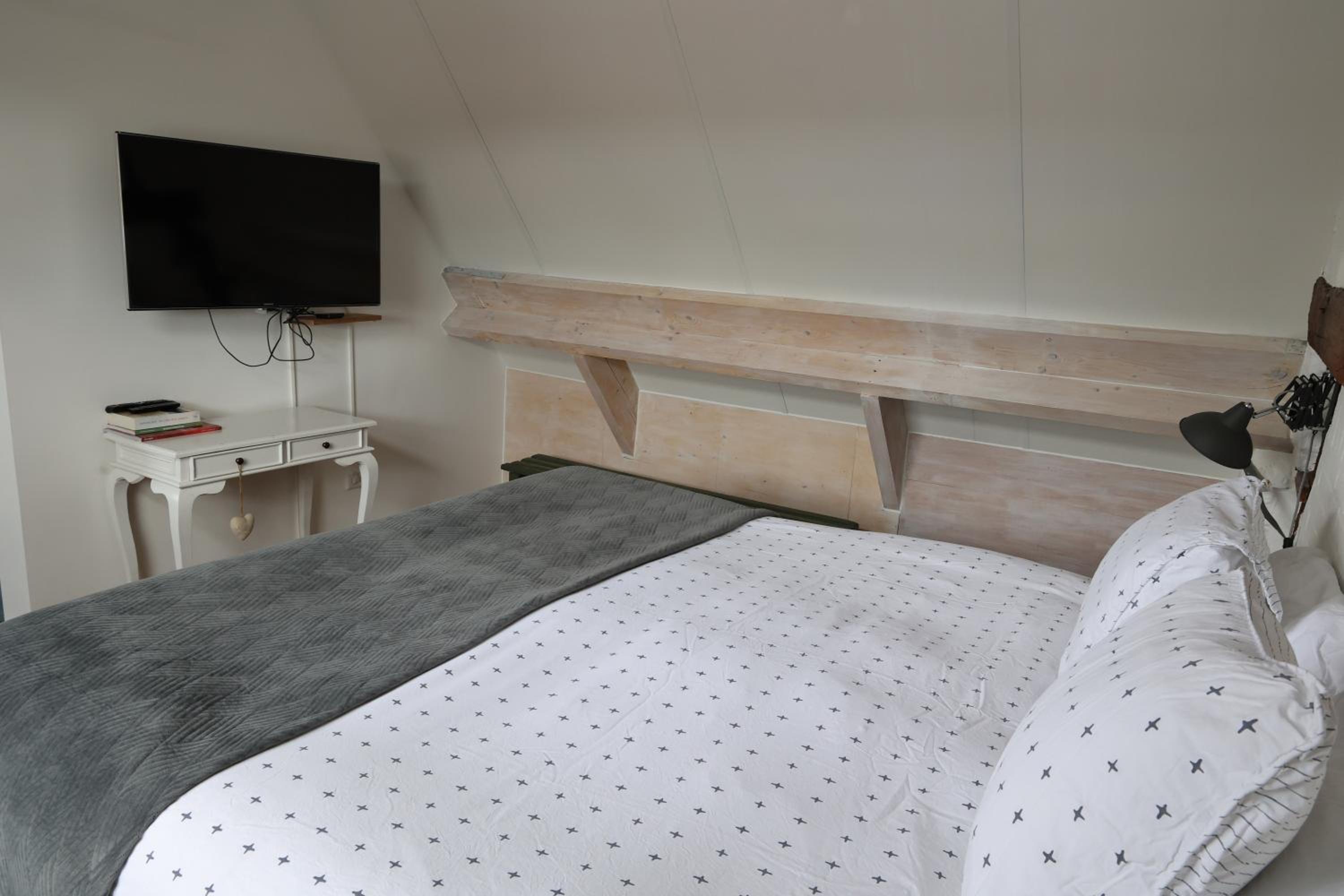 One-Bedroom Apartment - Photo 6