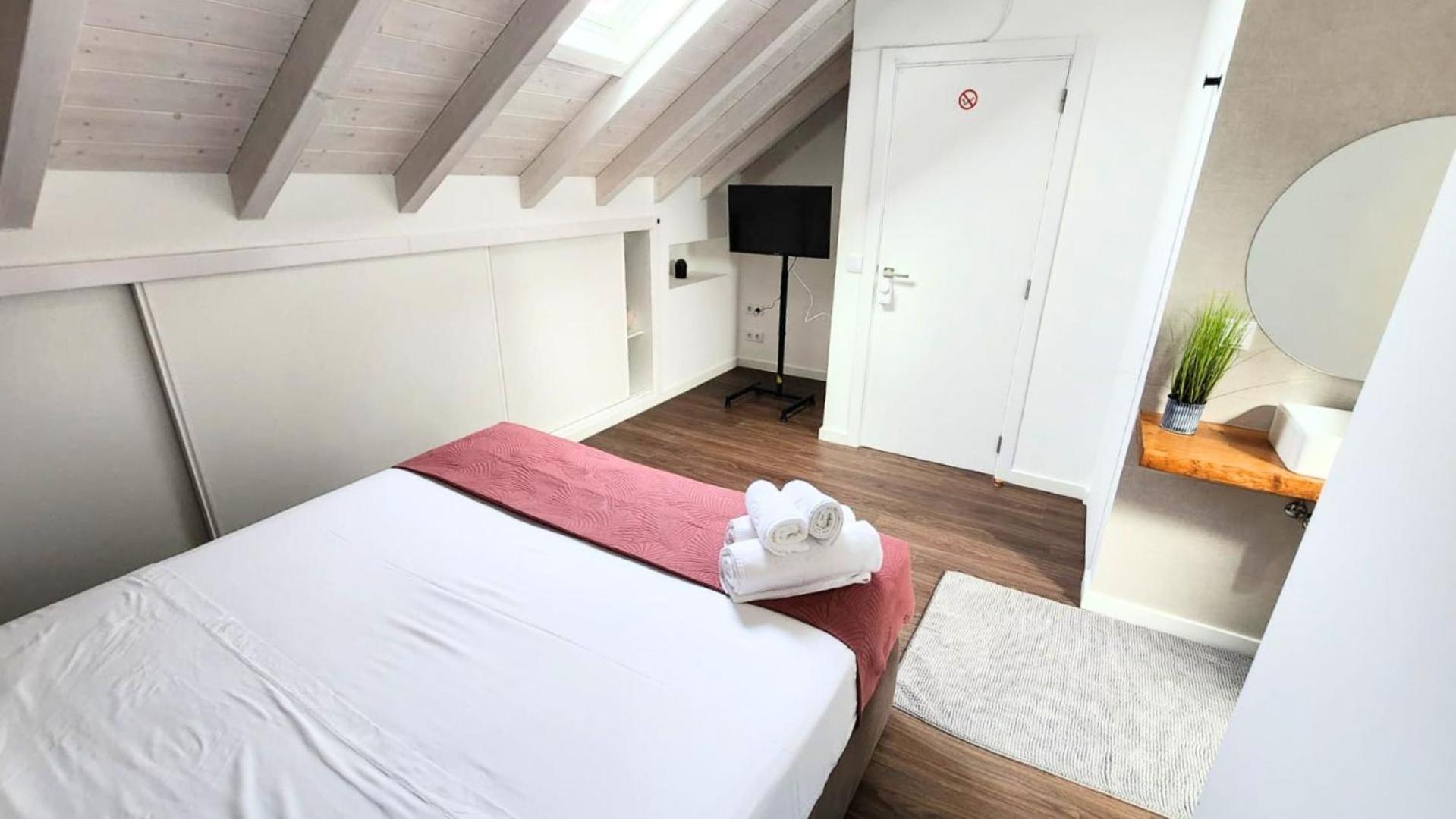 Double Room with Private Bathroom - Photo 7