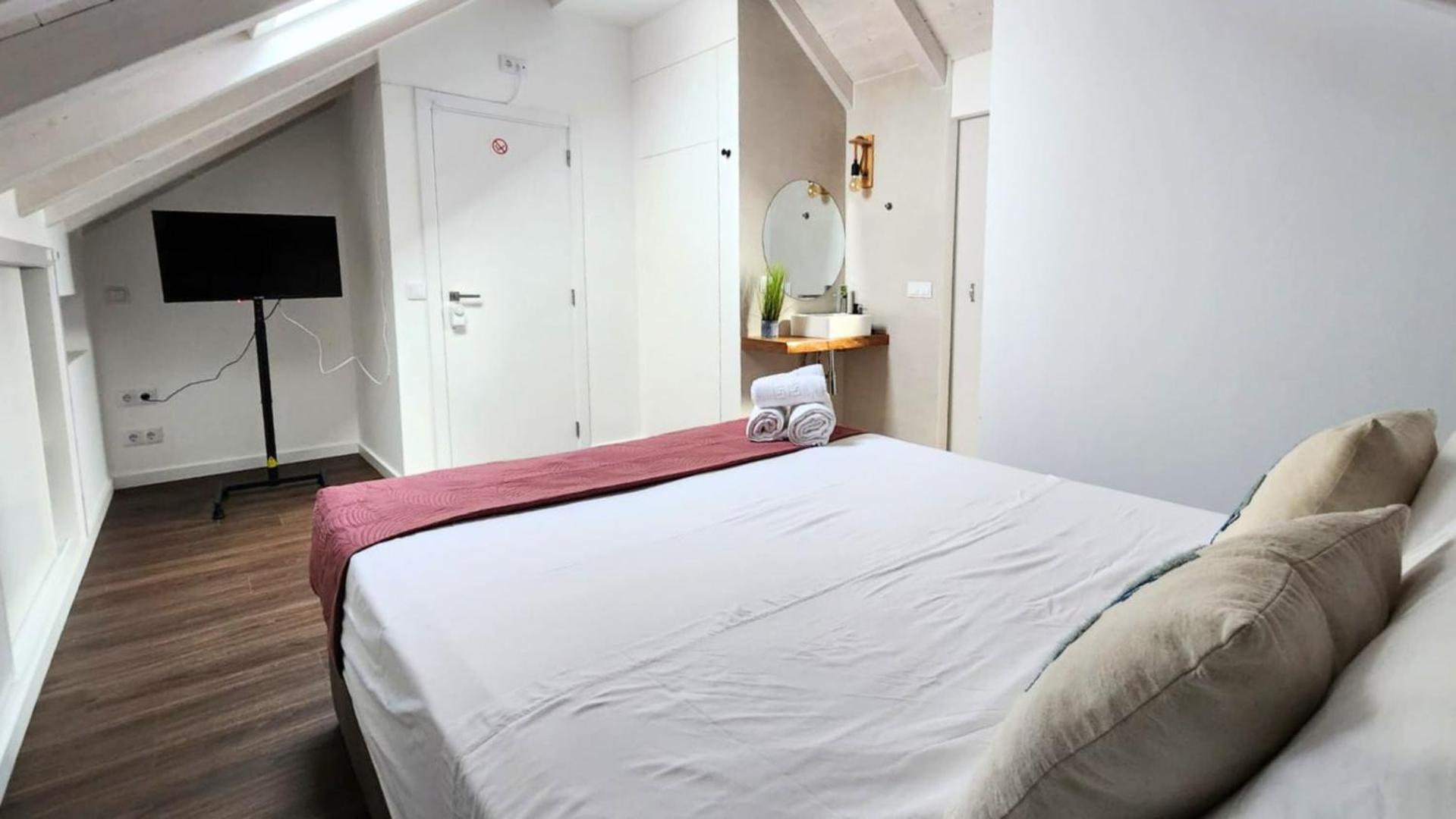 Double Room with Private Bathroom - Photo 2