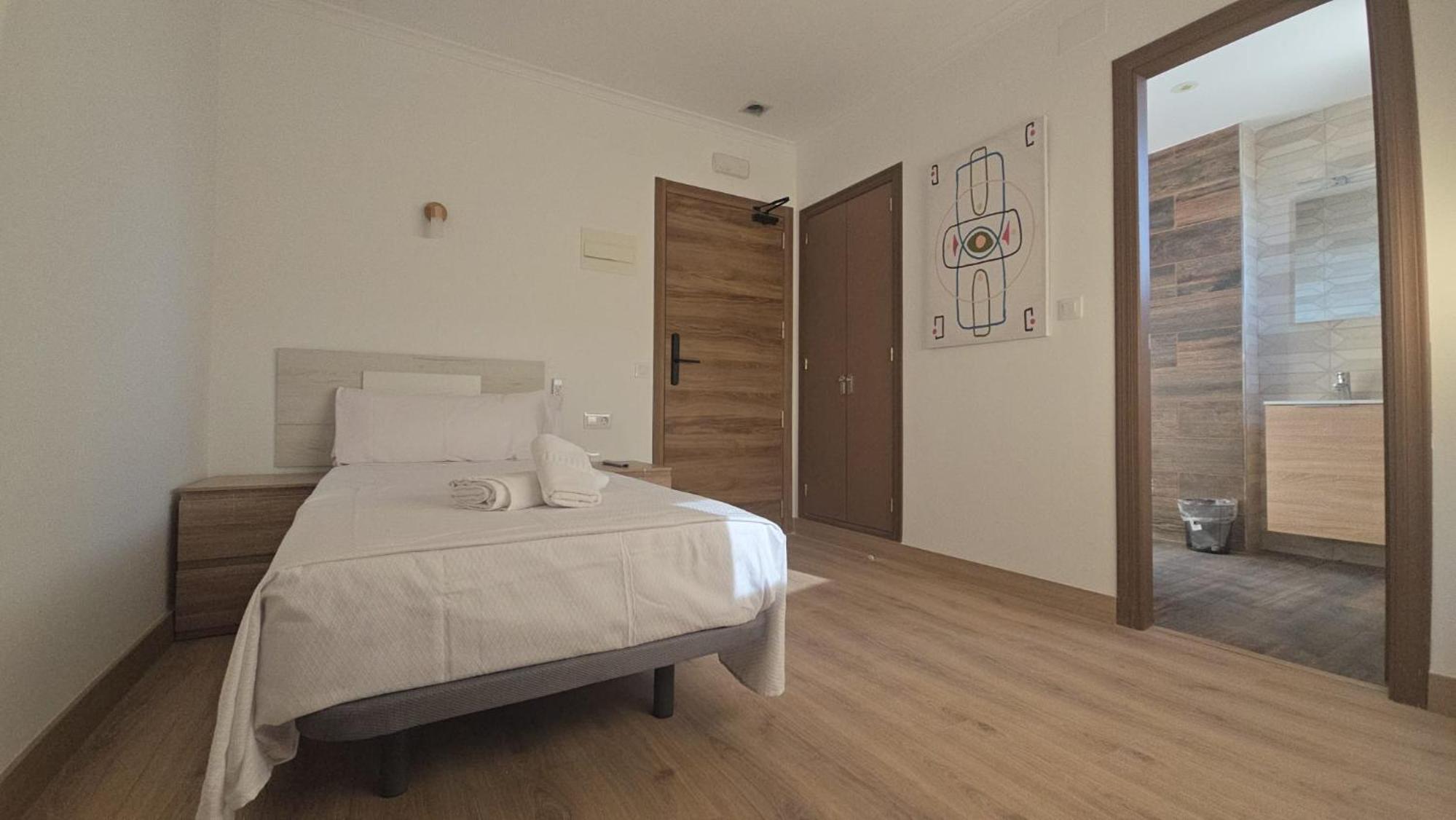 Single Room with Private Bathroom photo 2