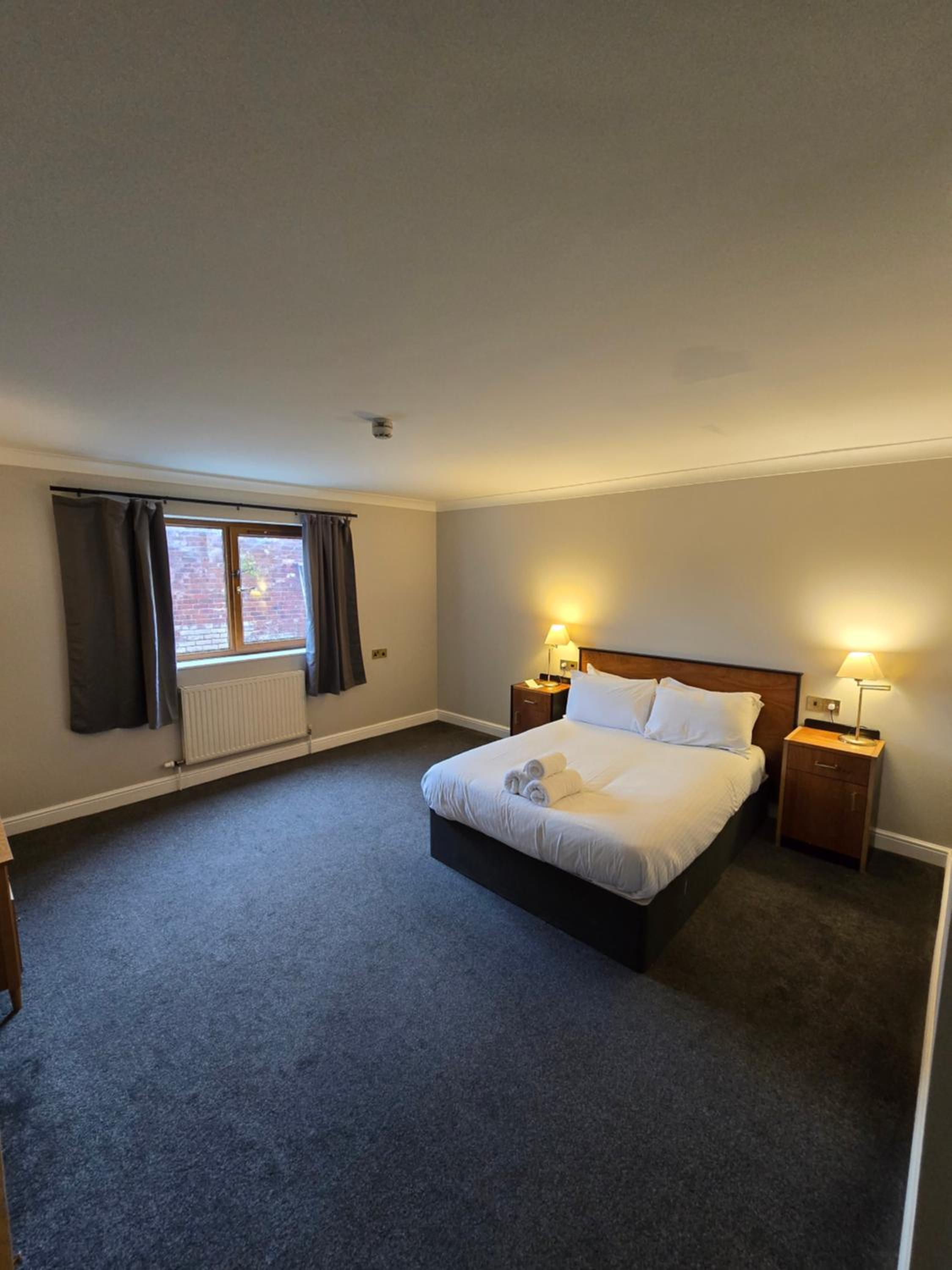 Suite With Mobility Access And Roll-In Shower - Non-Smoking photo 2