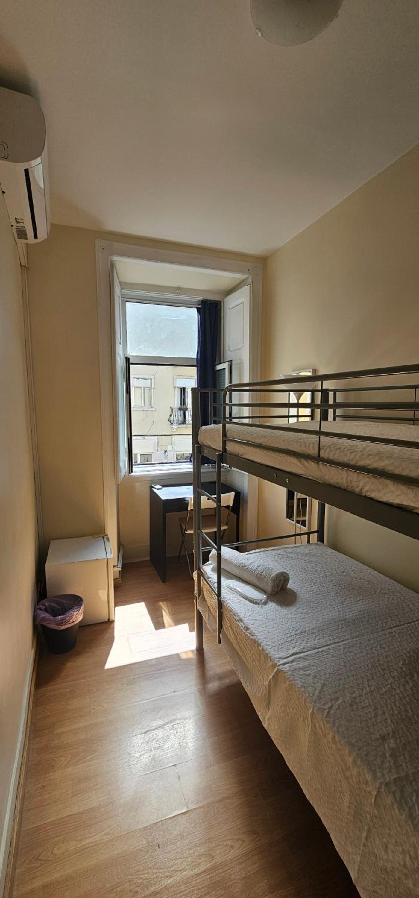 Economy Twin Room - Photo 1