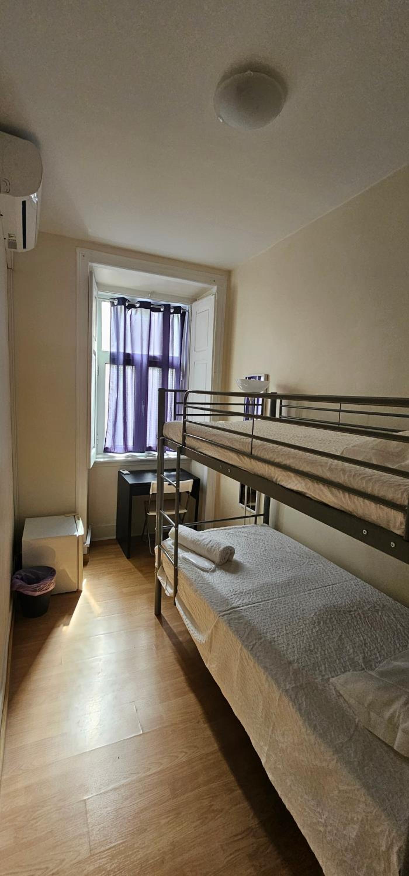 Economy Twin Room - Photo 21