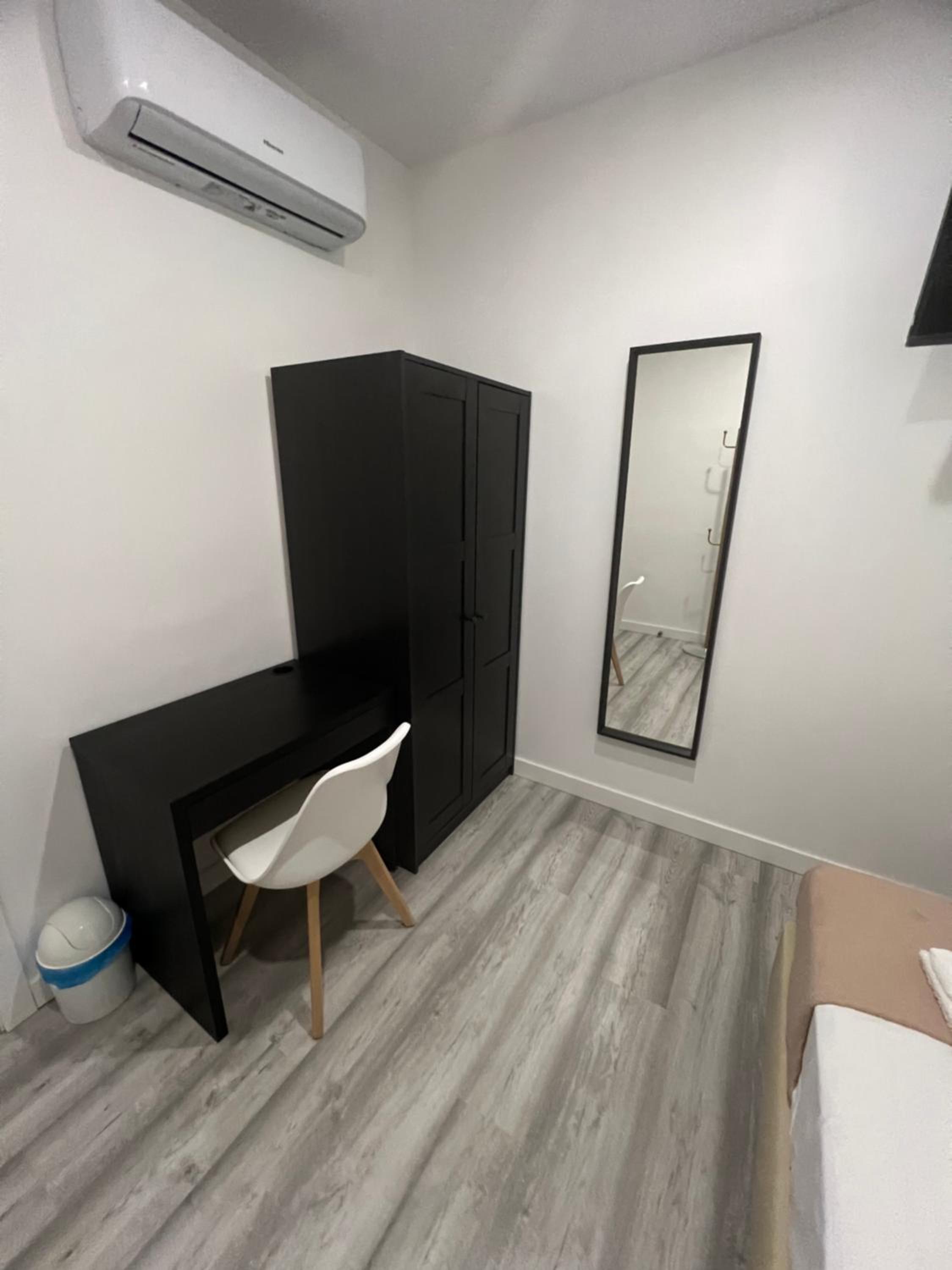 Small Single Room photo 1