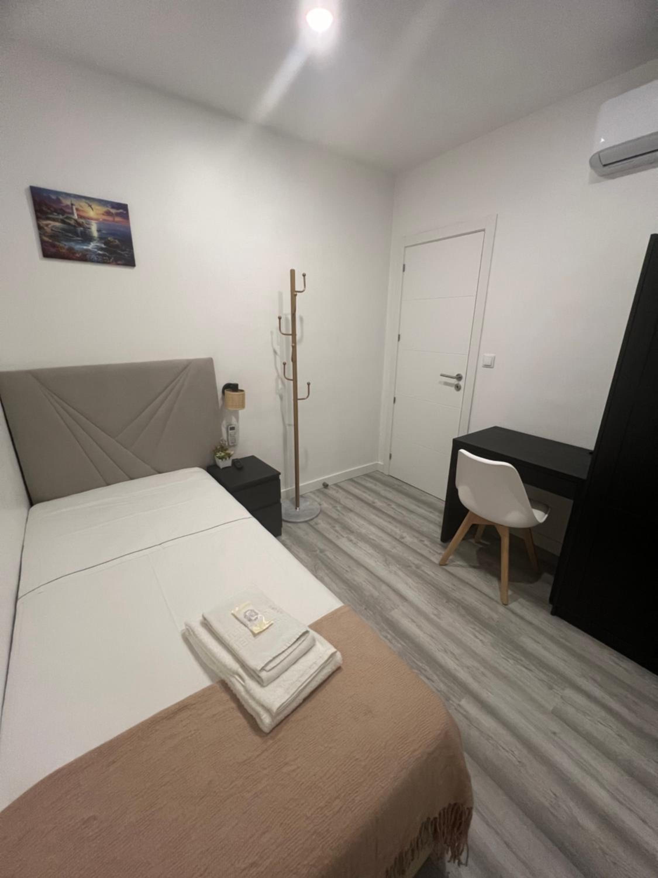 Small Single Room photo 2