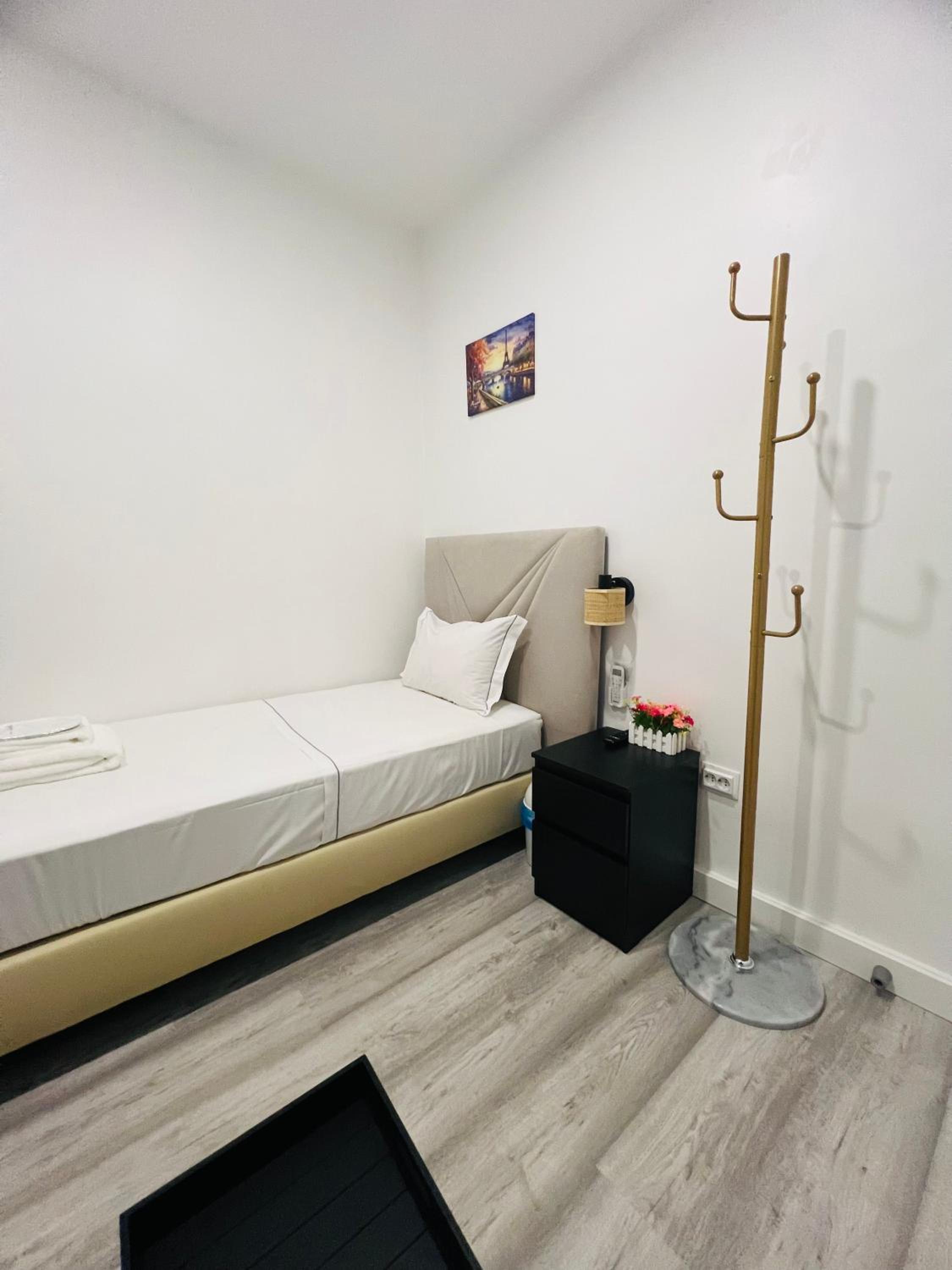 Small Single Room photo 3