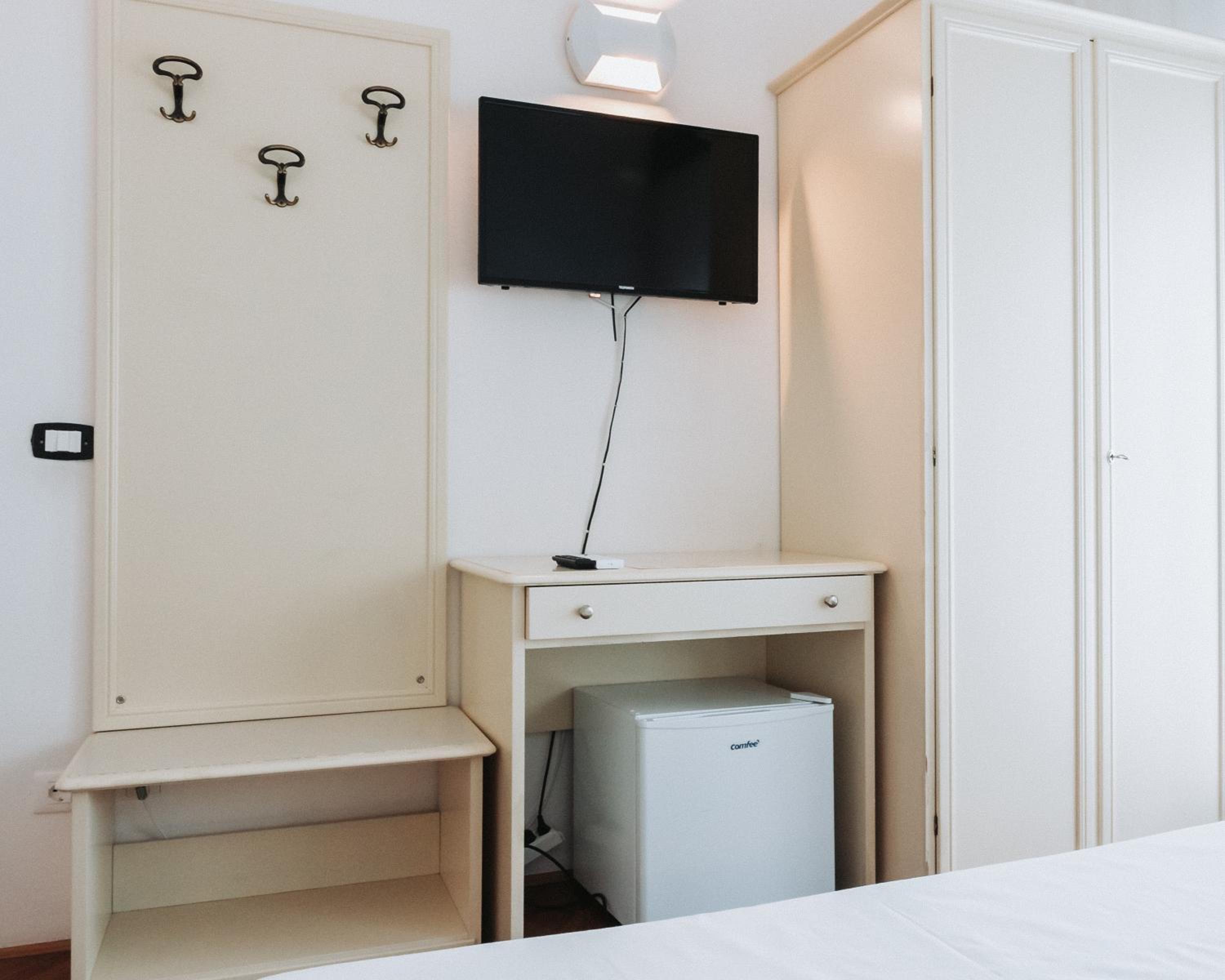 Double or Twin Room - Photo 4