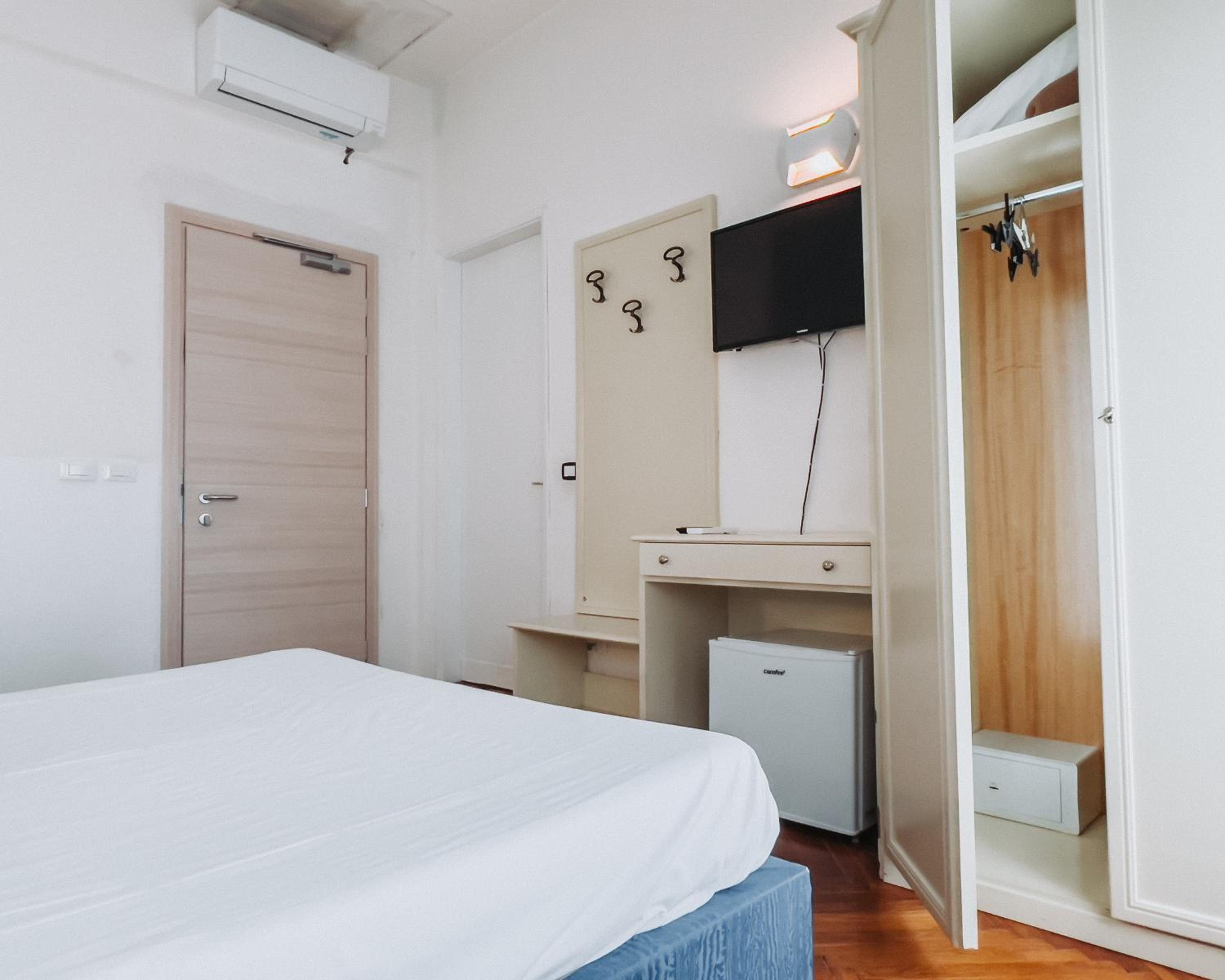 Double or Twin Room - Photo 6