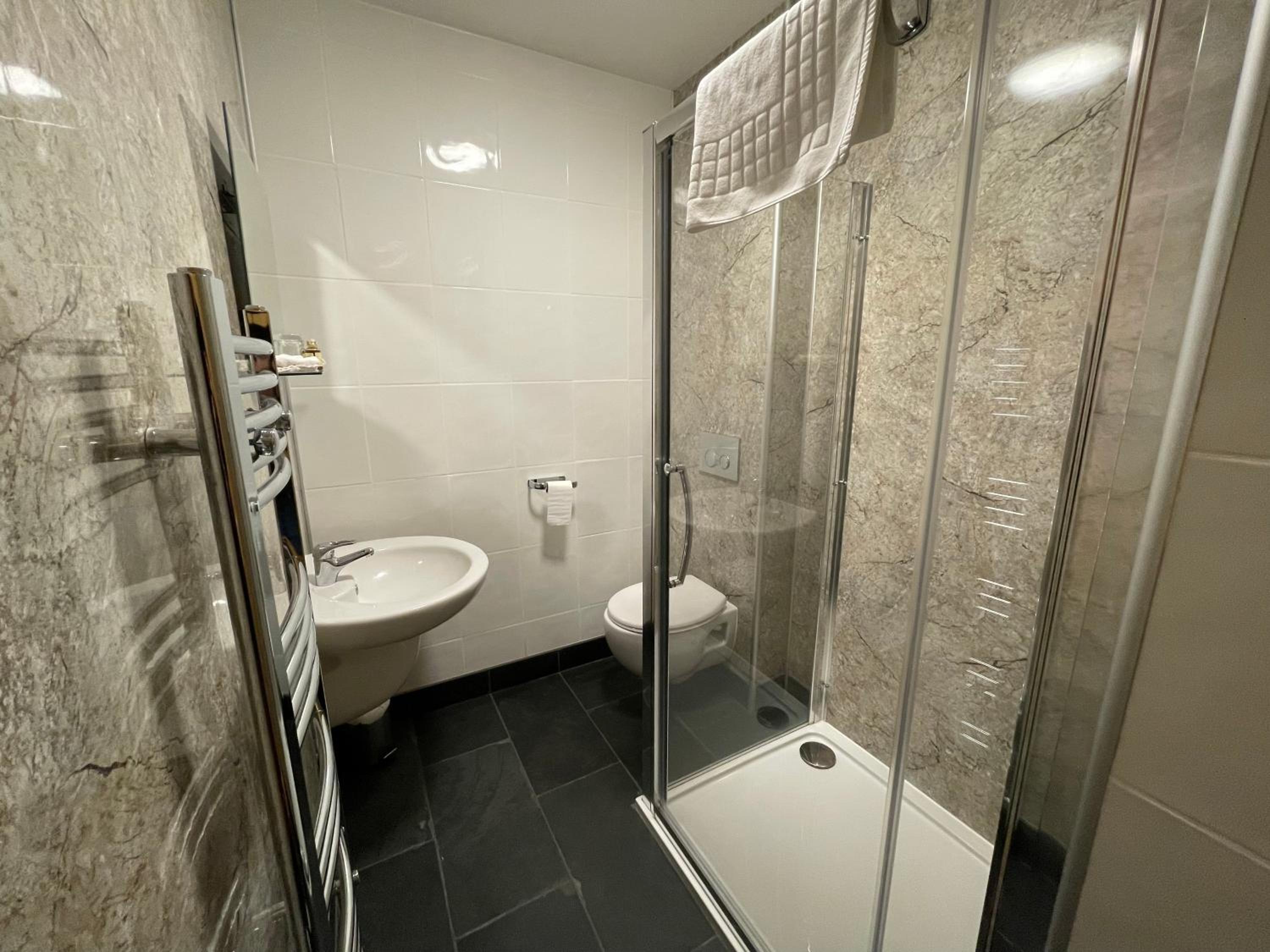 Deluxe Double or Twin Room - Photo 5