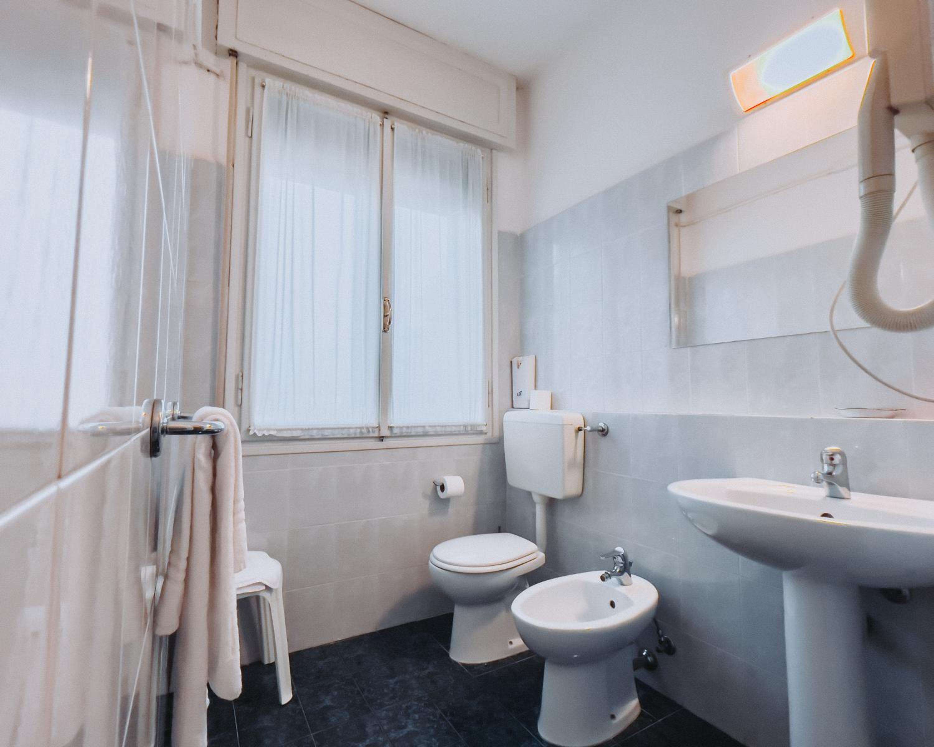Double or Twin Room - Photo 7