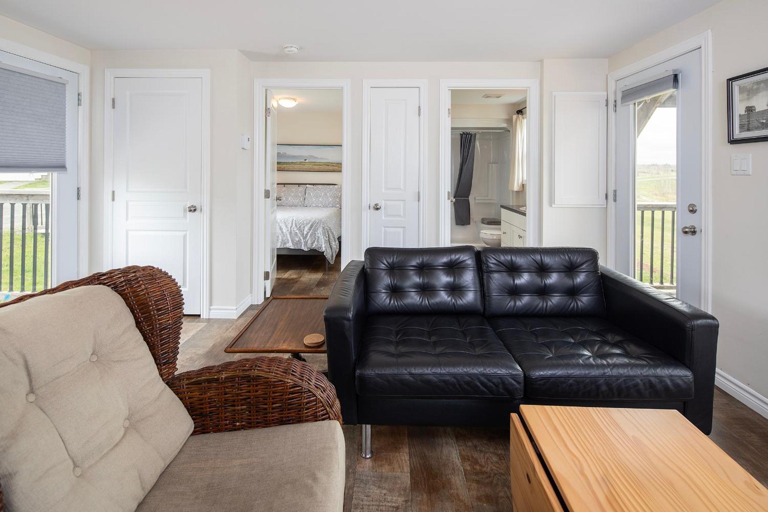 Deluxe One-Bedroom Apartment With Harbour View photo 3