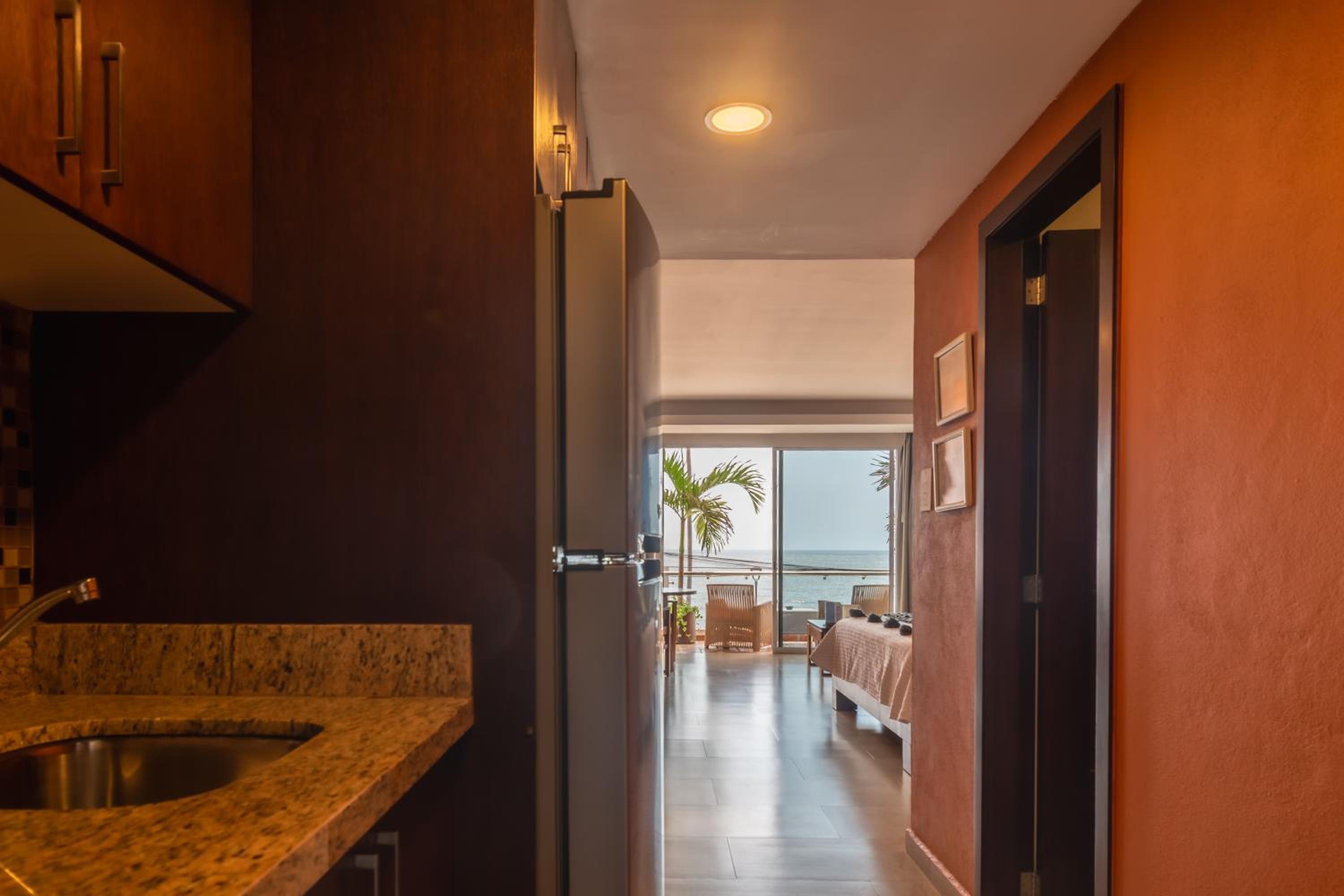 Deluxe King Suite with full Pacific Ocean Views - Photo 3
