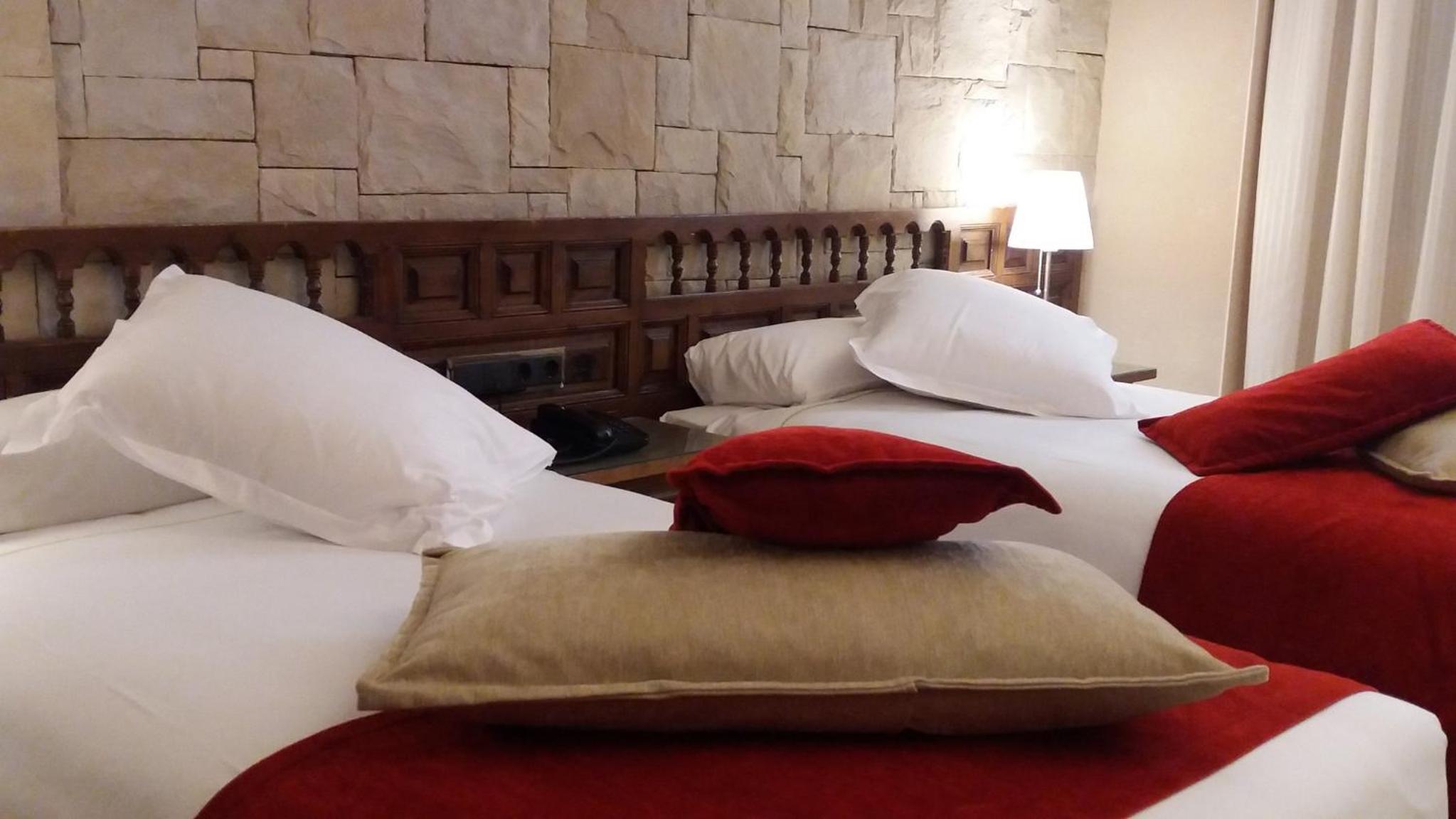 Twin Room - Photo 8