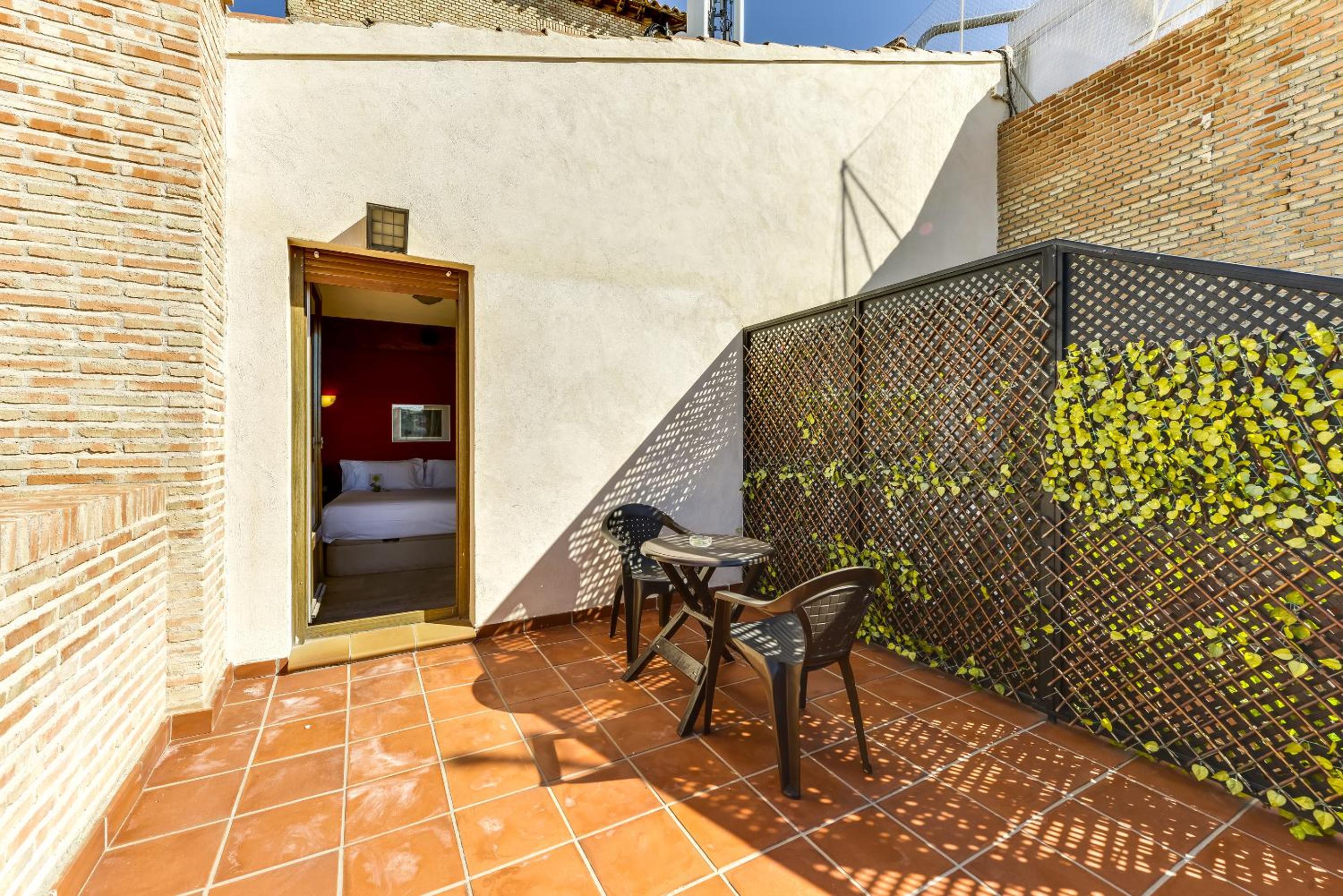 Large Double Room - Photo 5
