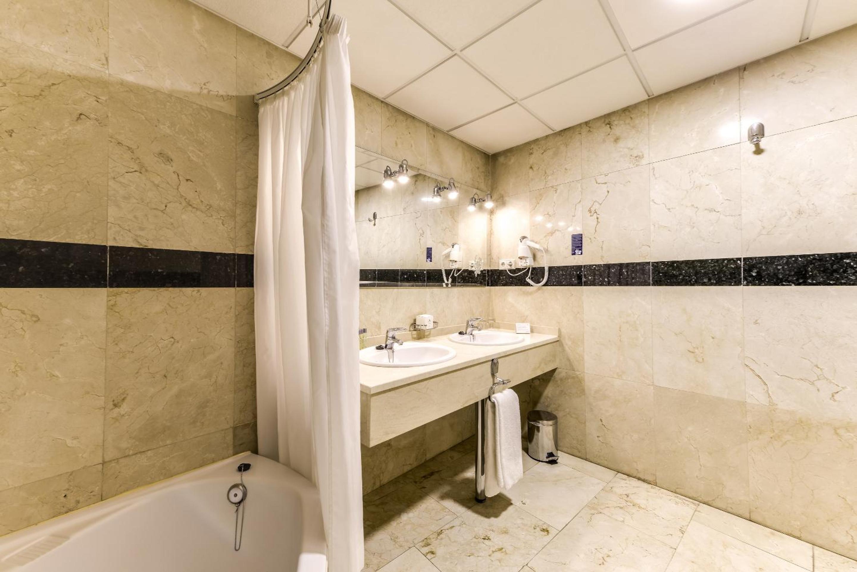 Large Double Room - Photo 3