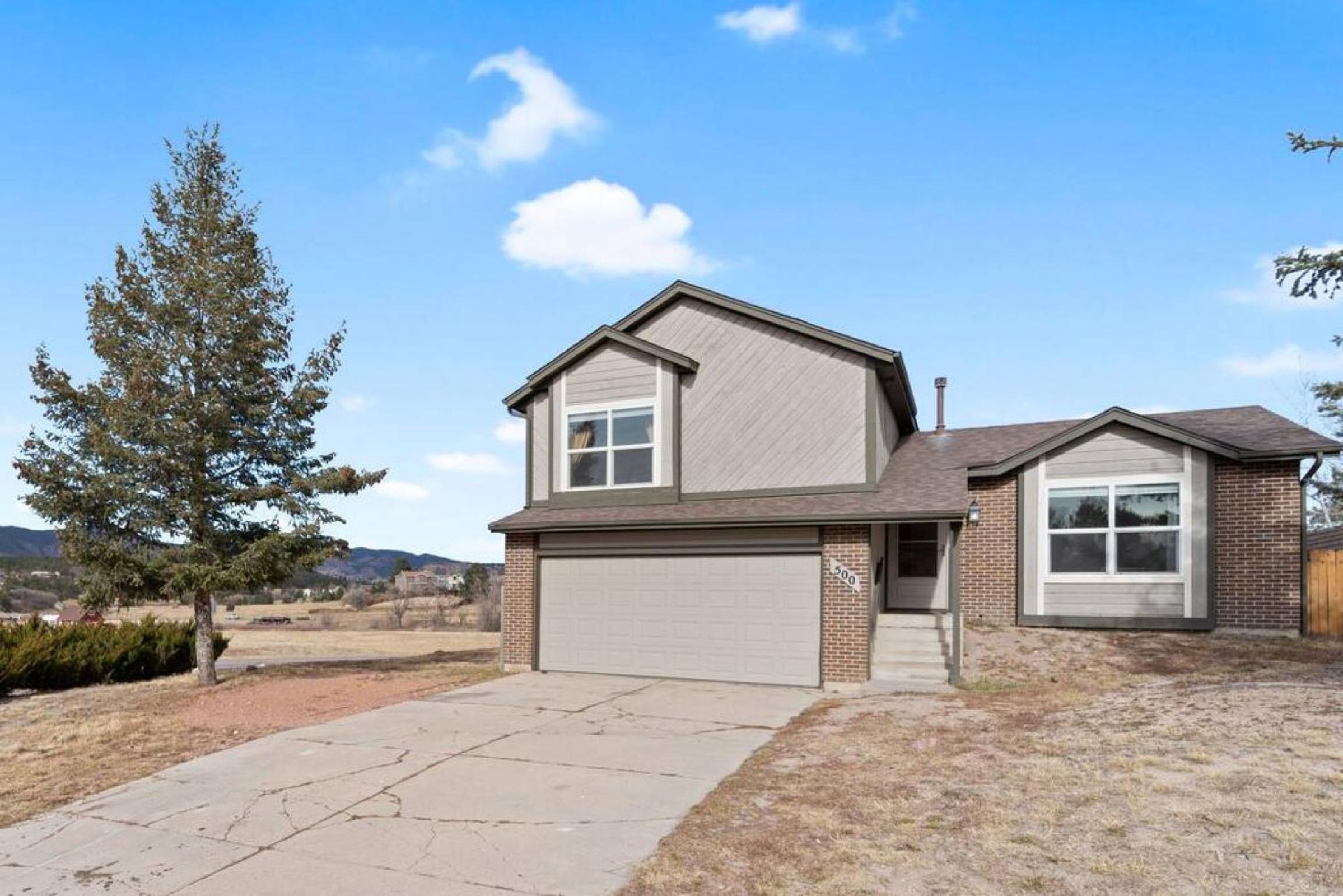 Three-Bedroom House photo 3