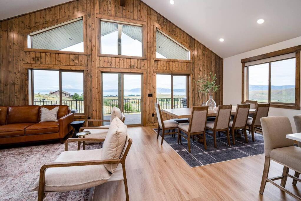 Six-Bedroom House photo 1