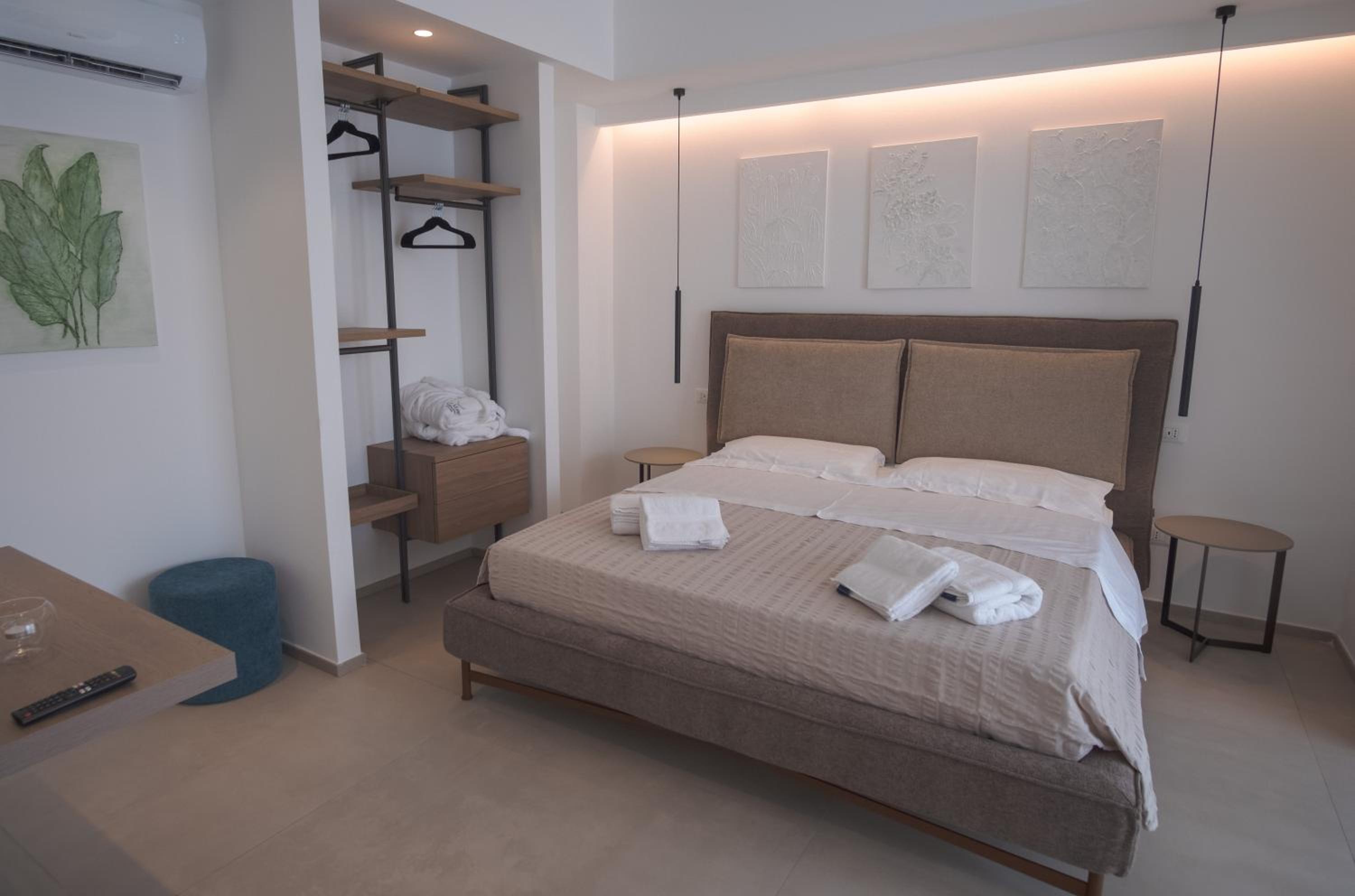 Deluxe Suite with Spa Bath - Photo 10