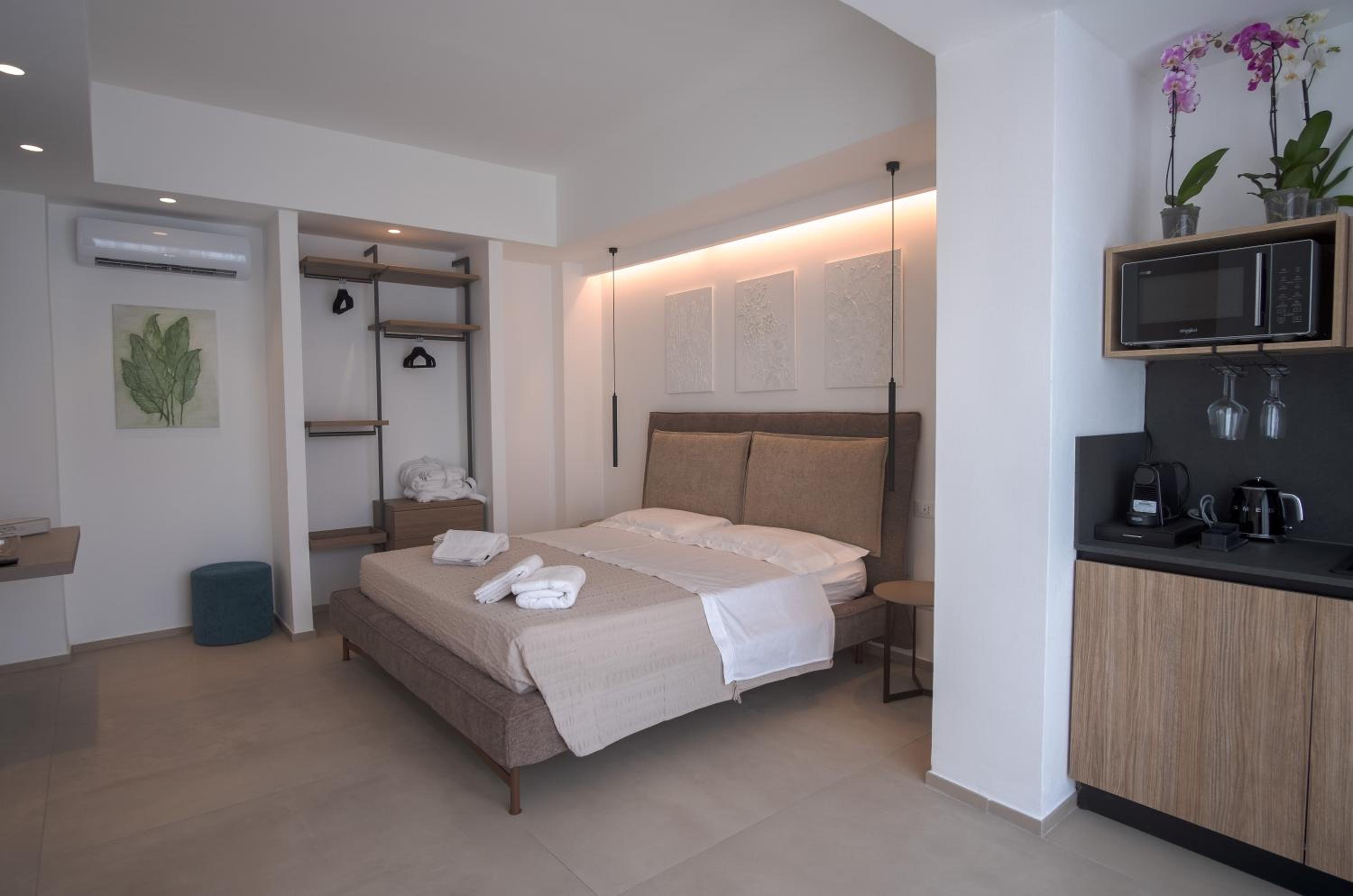 Deluxe Suite with Spa Bath - Photo 9