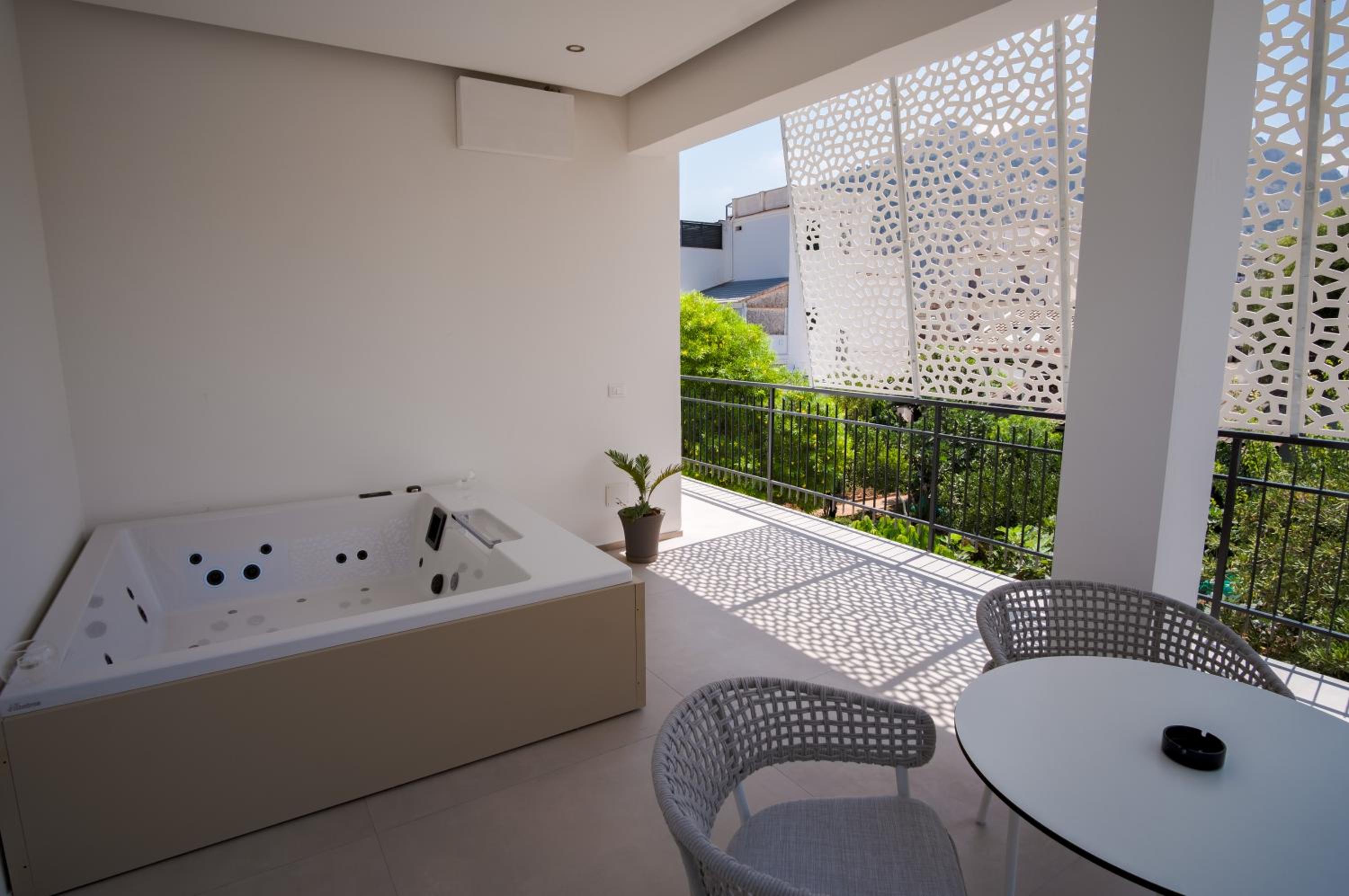 Deluxe Suite with Spa Bath - Photo 11
