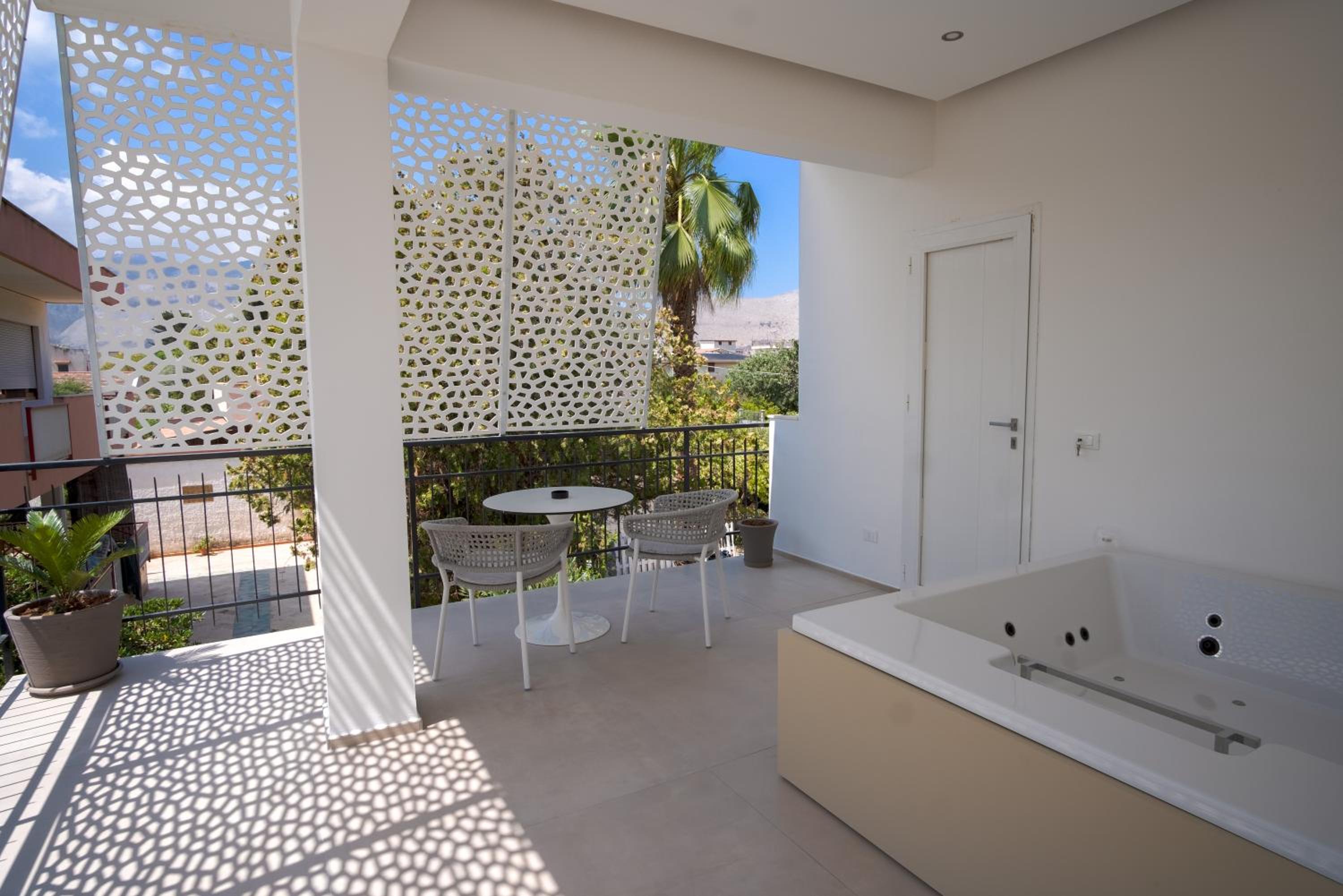 Deluxe Suite with Spa Bath - Photo 3