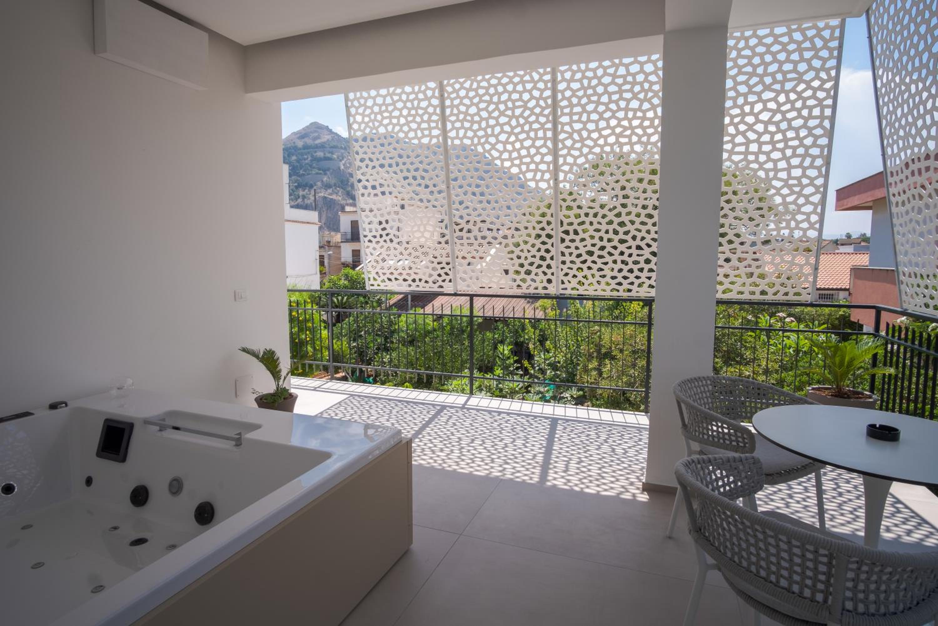 Deluxe Suite with Spa Bath - Photo 4