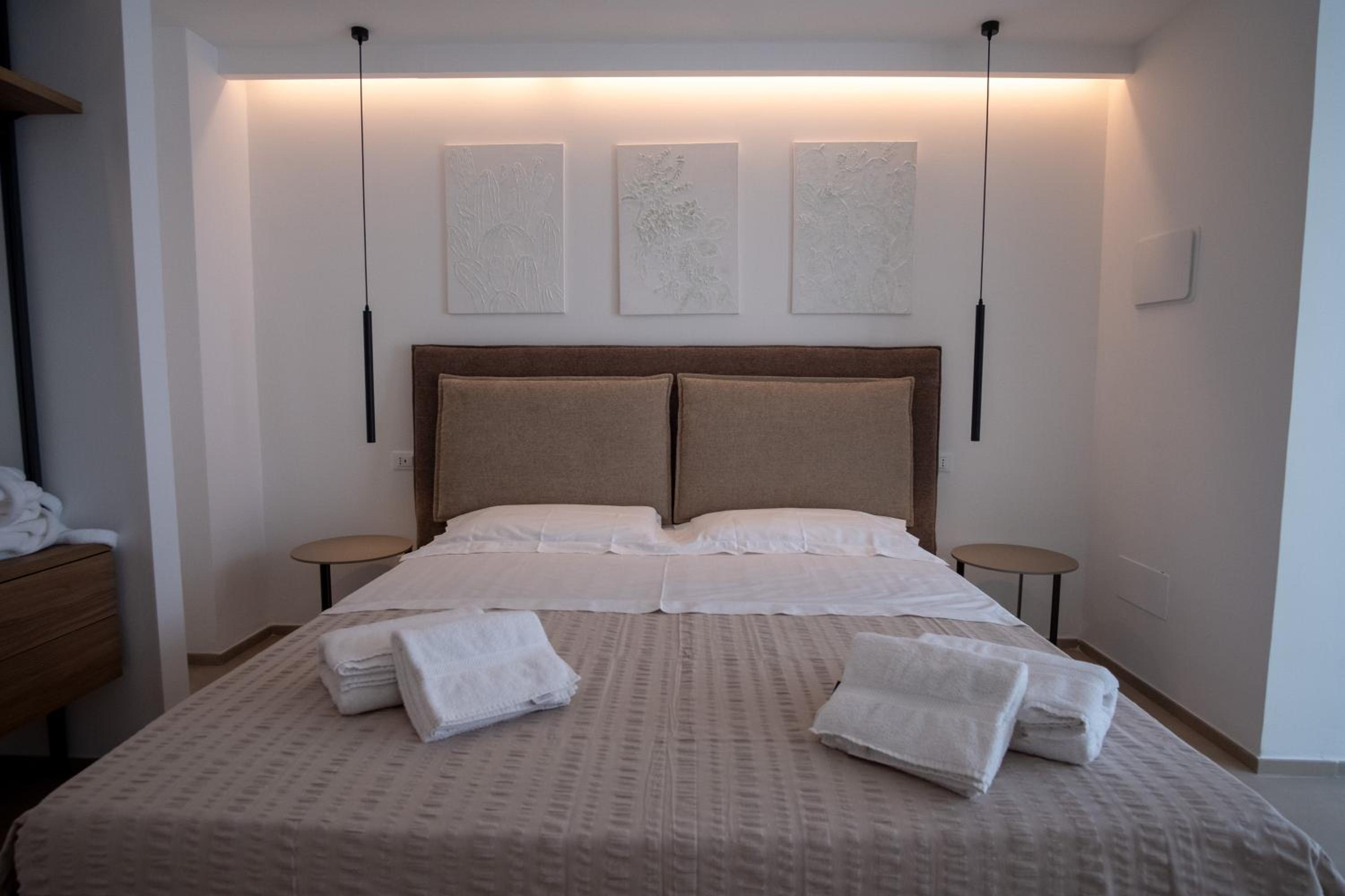 Deluxe Suite with Spa Bath - Photo 6