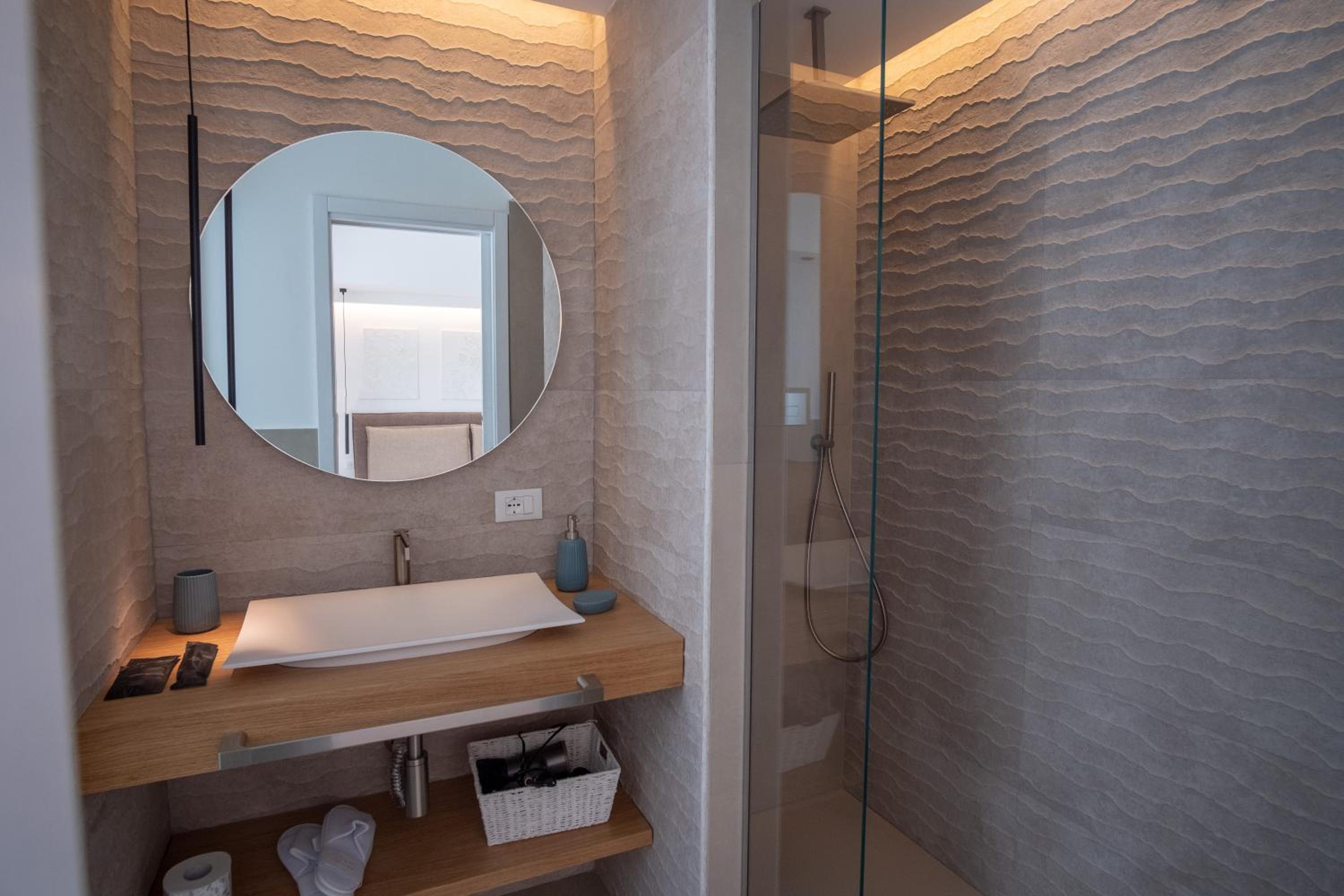 Deluxe Suite with Spa Bath - Photo 8
