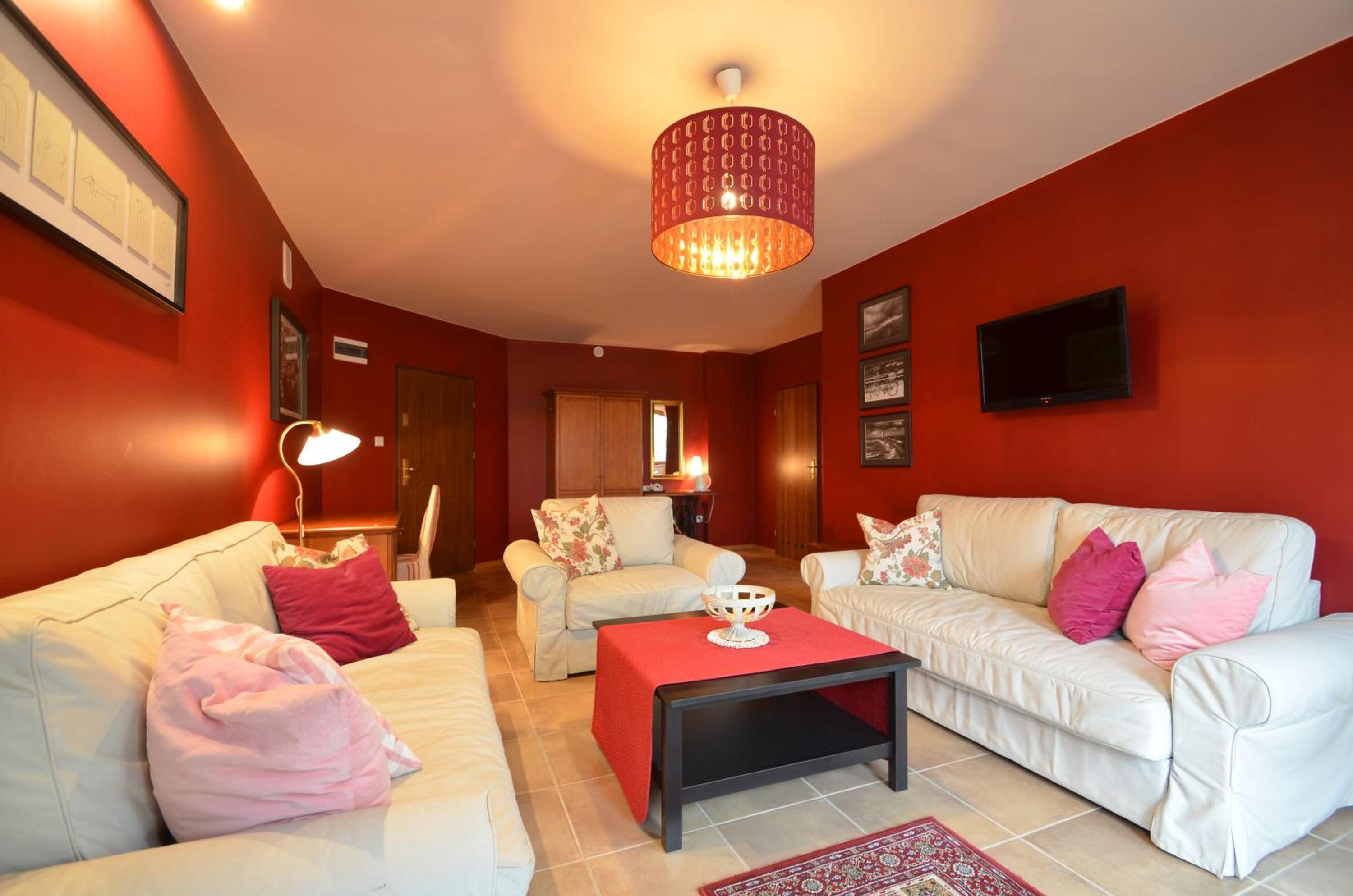Suite - Photo 1