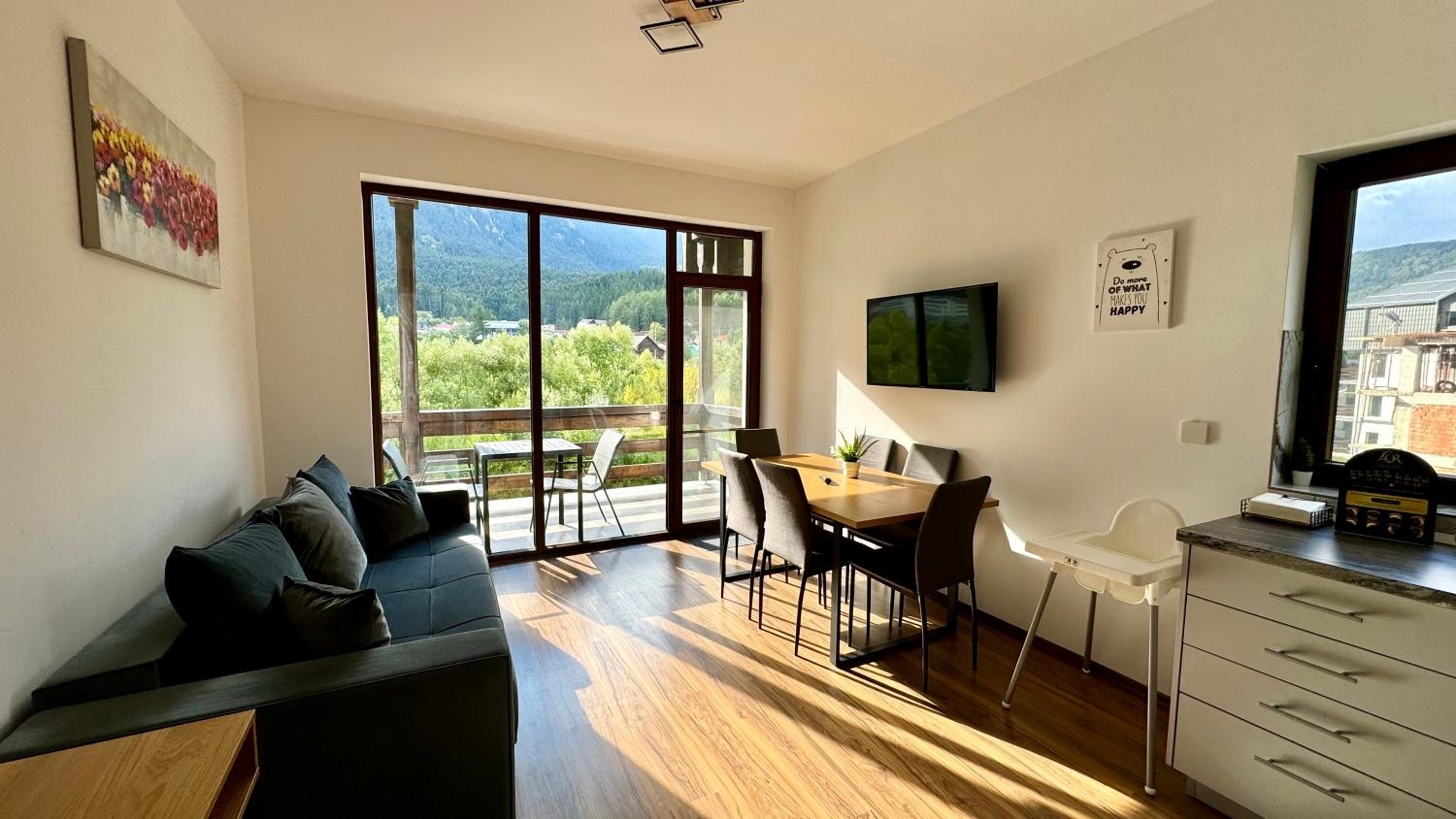 Apartment with Mountain View