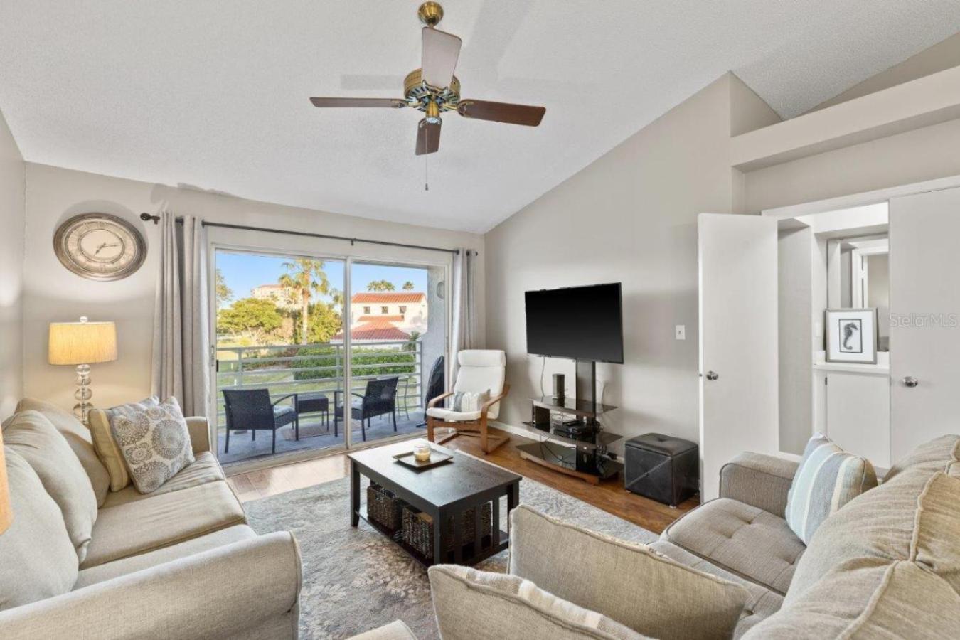 Two-Bedroom Apartment with Pool View photo 1