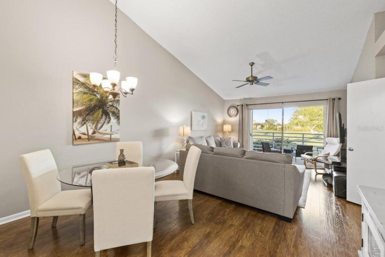 Two-Bedroom Apartment with Pool View photo 2