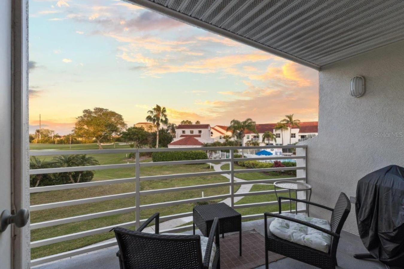 Two-Bedroom Apartment with Pool View photo 3
