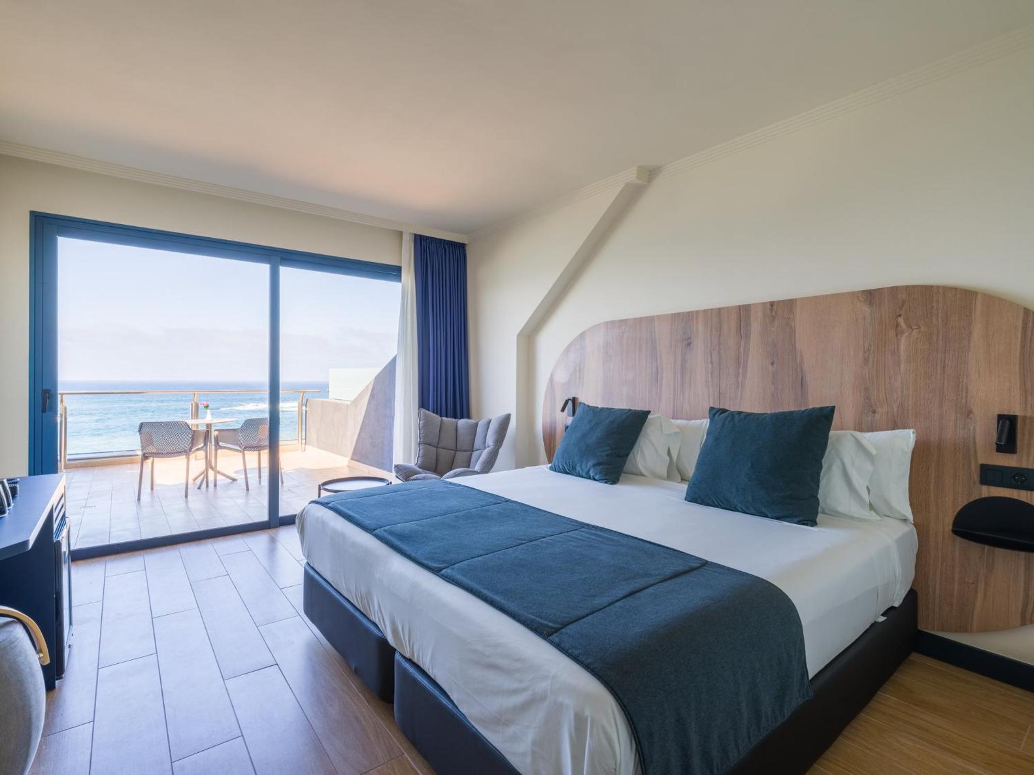 Deluxe Double Room with Balcony and Sea View - Photo 11