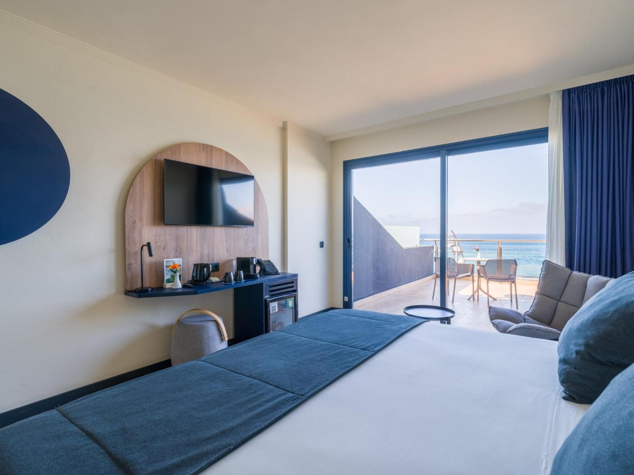 Deluxe Double Room with Balcony and Sea View - Photo 9