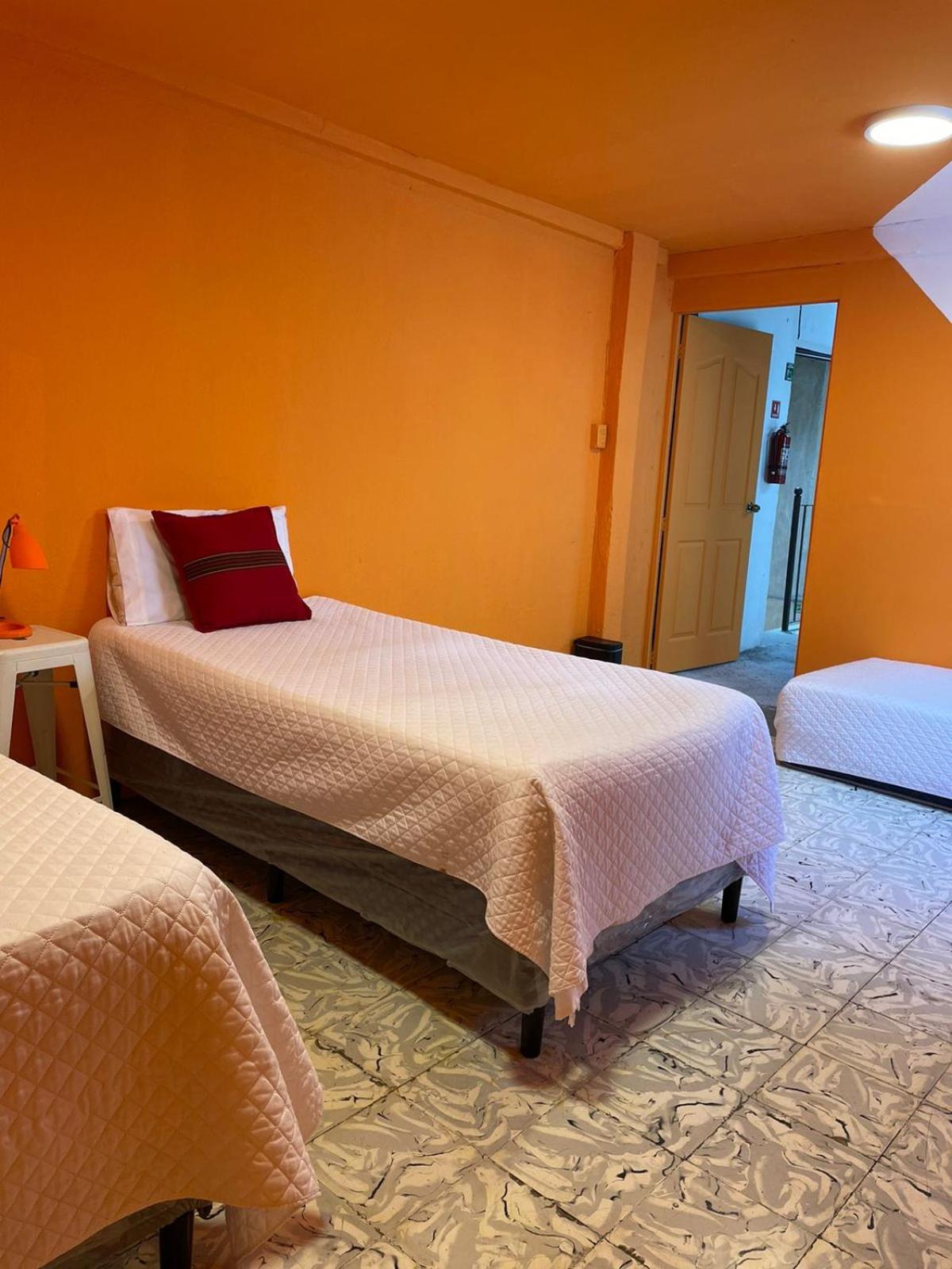 Basic Triple Room with Shared Bathroom - Photo 2