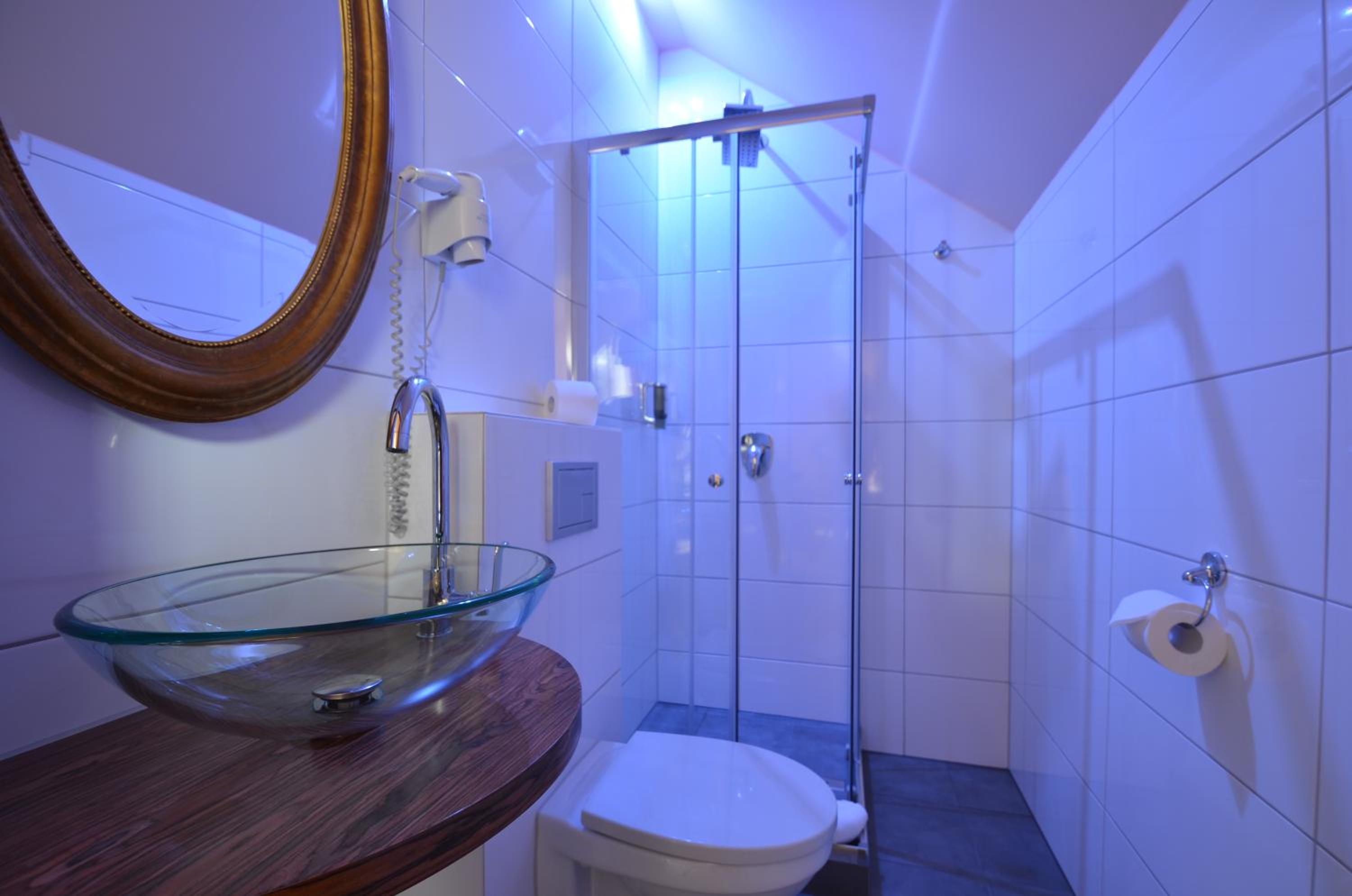 Standard Twin Room - Photo 4