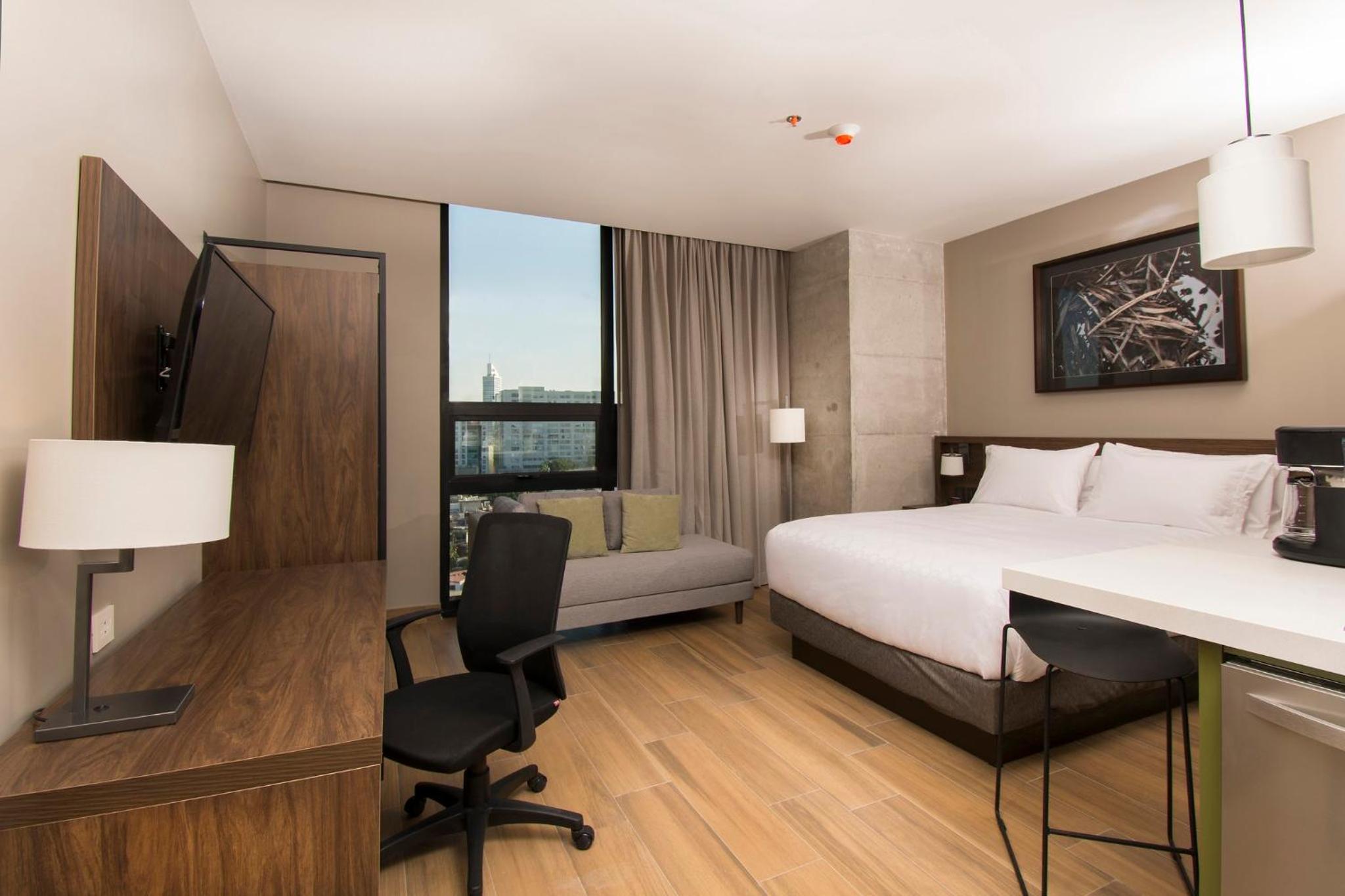 Available room thumbnail 6