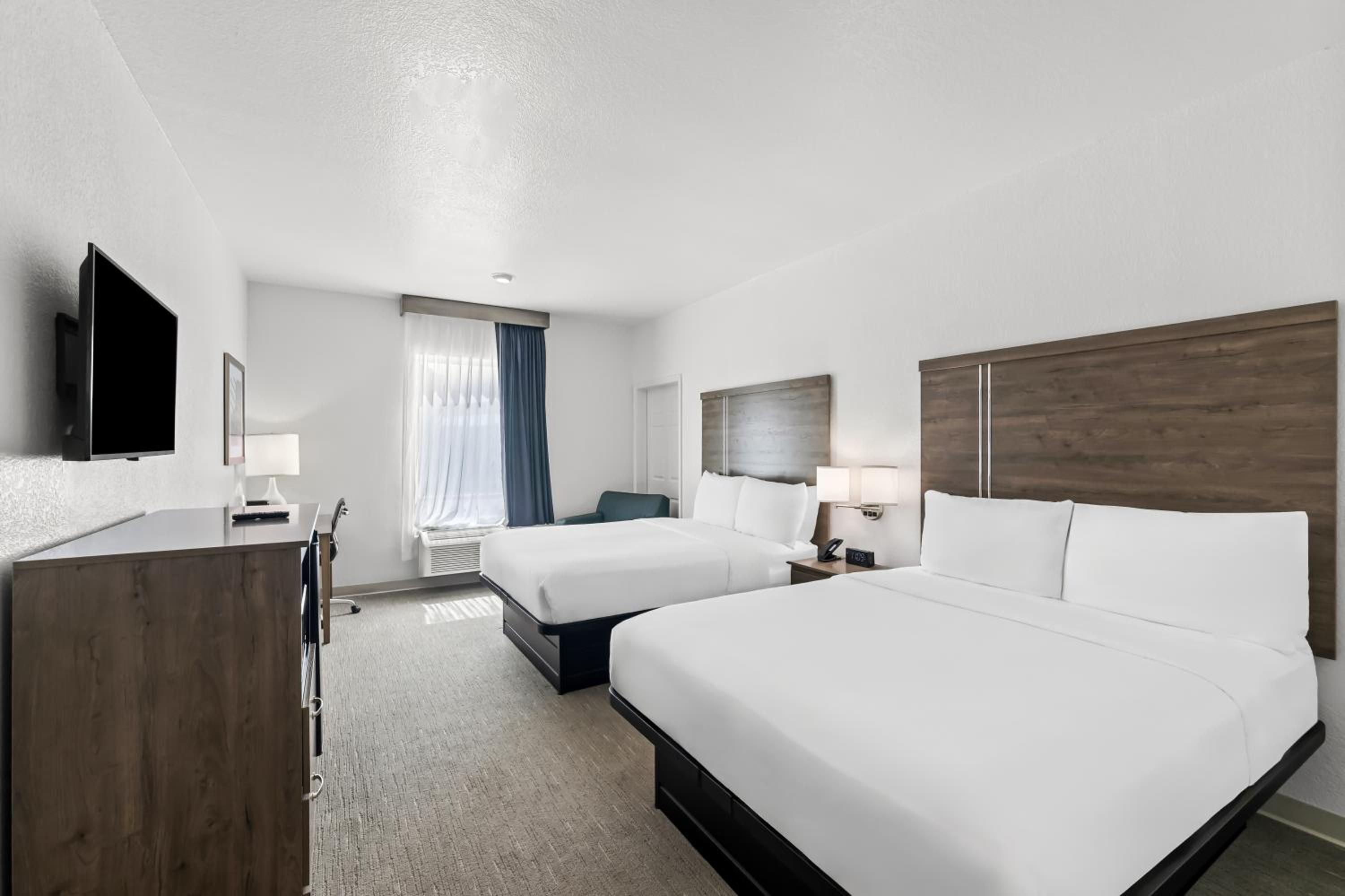 Queen Room with Two Queen Beds - Non-Smoking - Photo 9