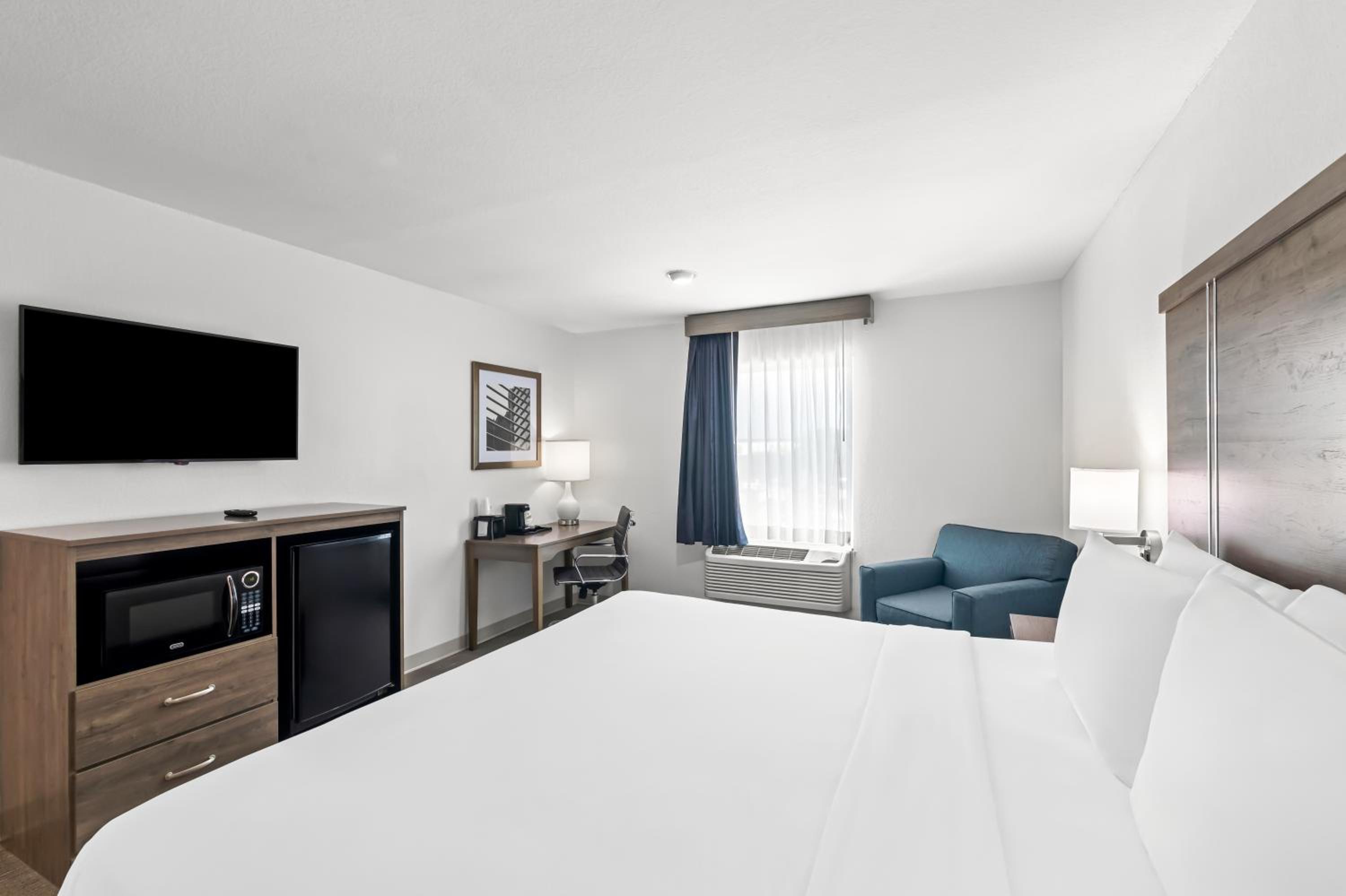 King Room - Non-Smoking - Photo 5