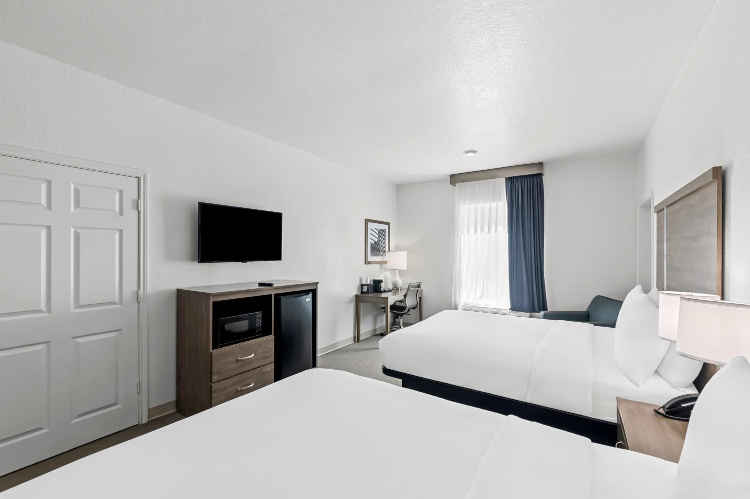 Queen Room with Two Queen Beds - Non-Smoking - Photo 6