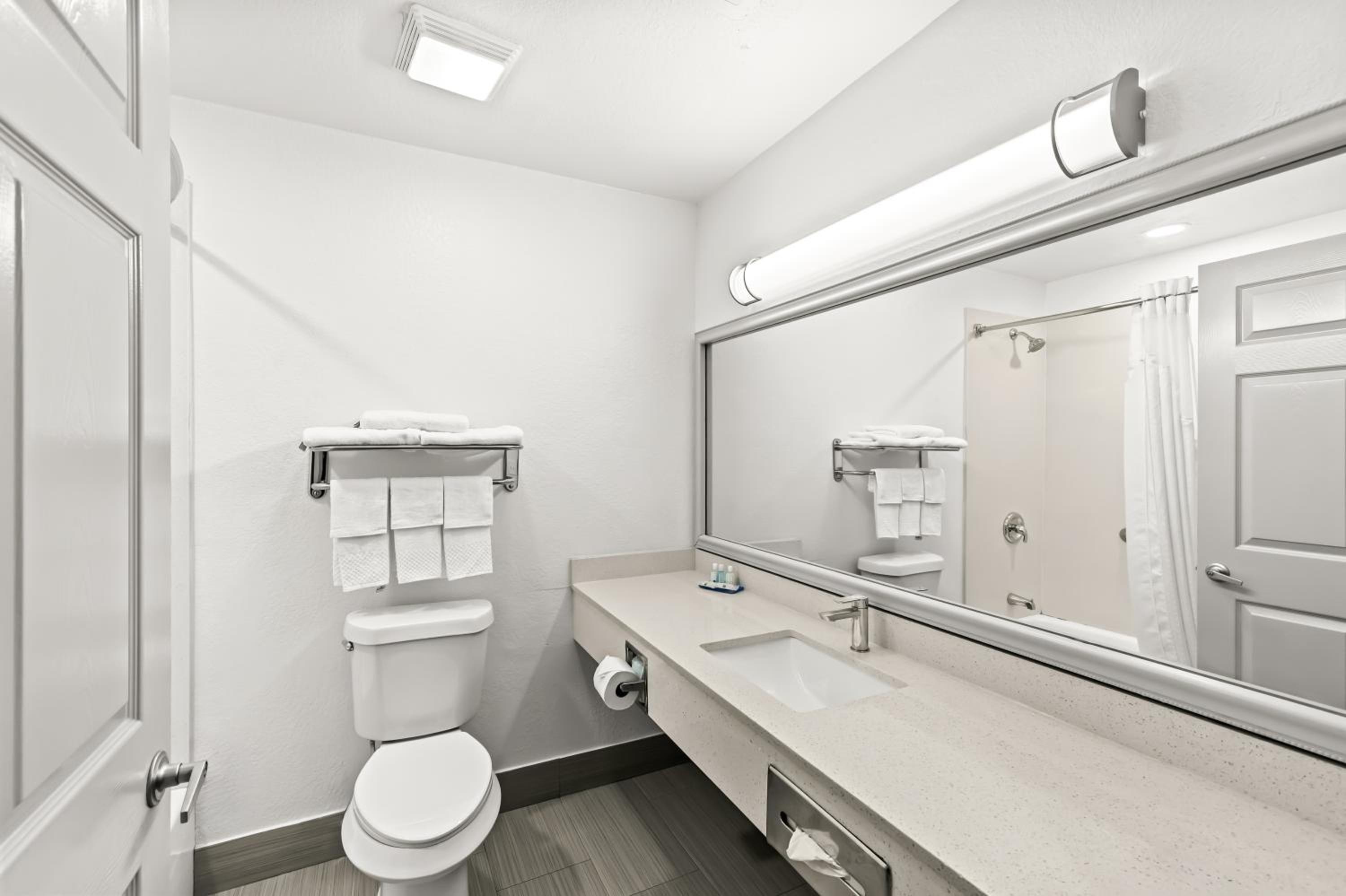 King Room - Non-Smoking - Photo 2
