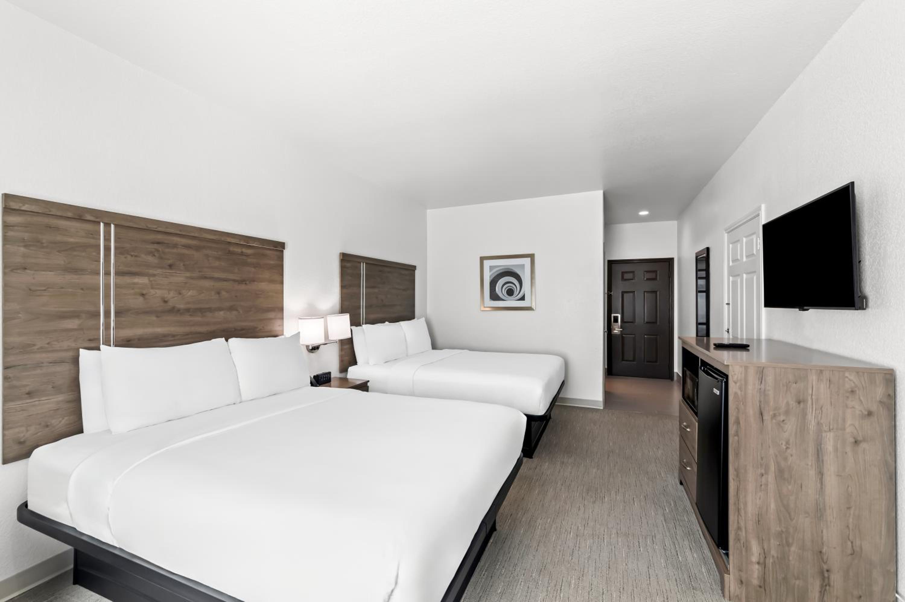 Queen Room with Two Queen Beds - Non-Smoking - Photo 2