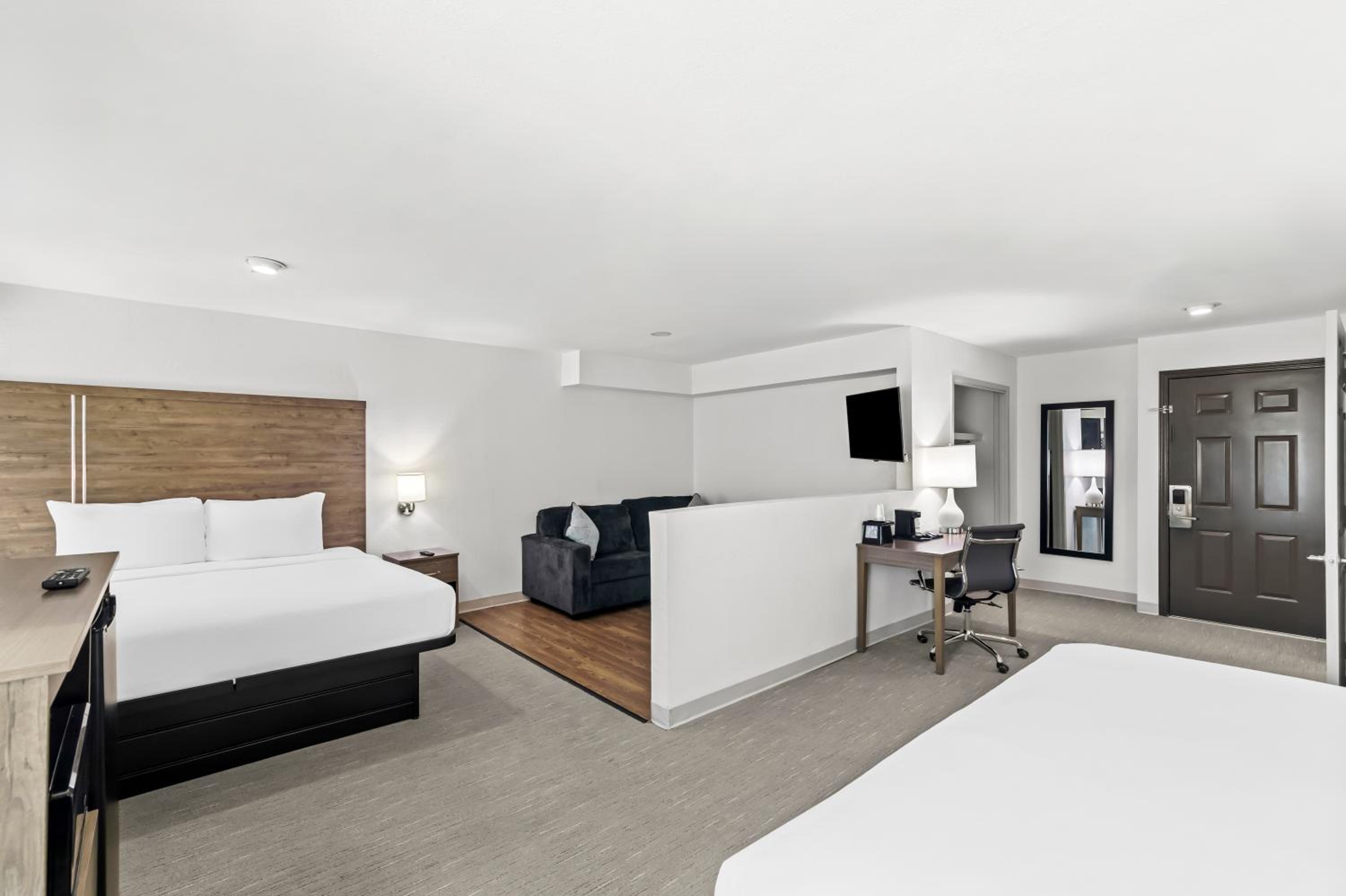 King Suite with Two King Beds - Non Smoking - Photo 1