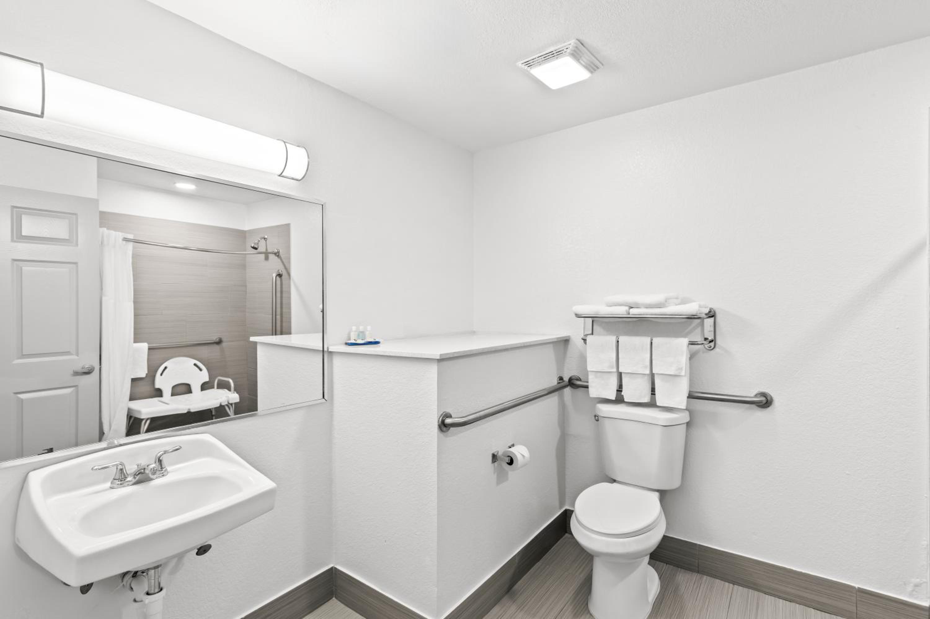 King Room - Accessible/Non-Smoking - Photo 3