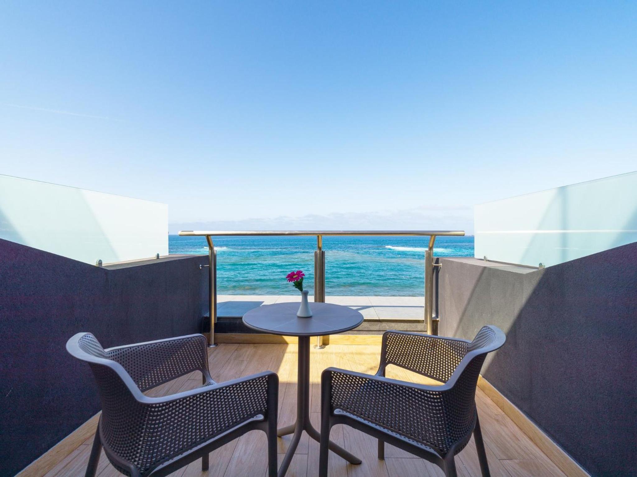 Deluxe Double Room with Balcony and Sea View thumbnail 6